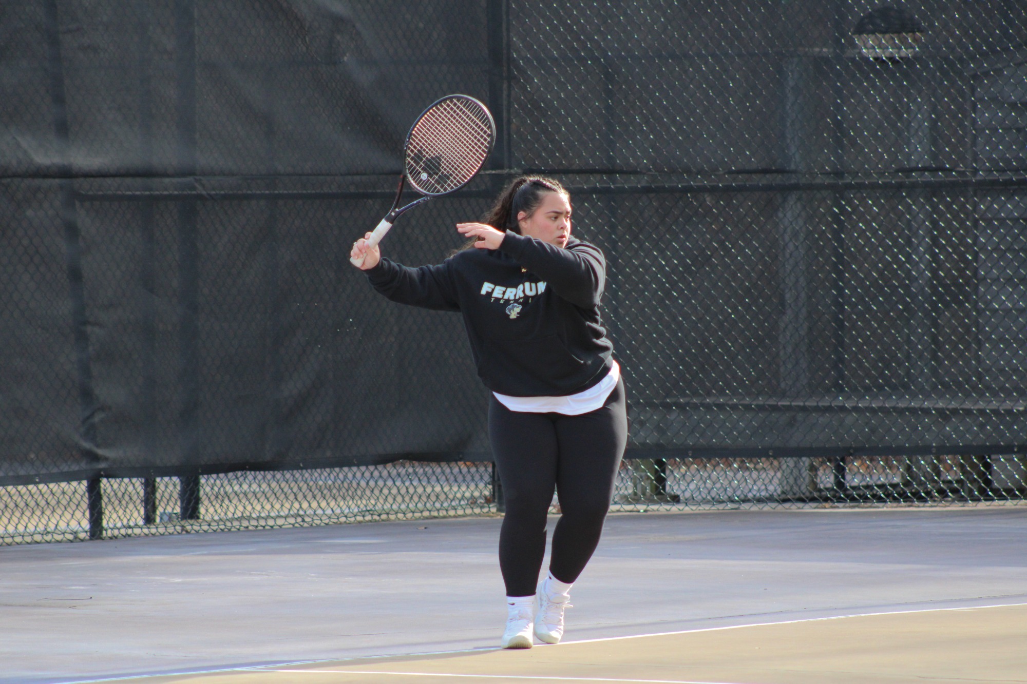 Gabby Mendoza getting ready to hit the ball.