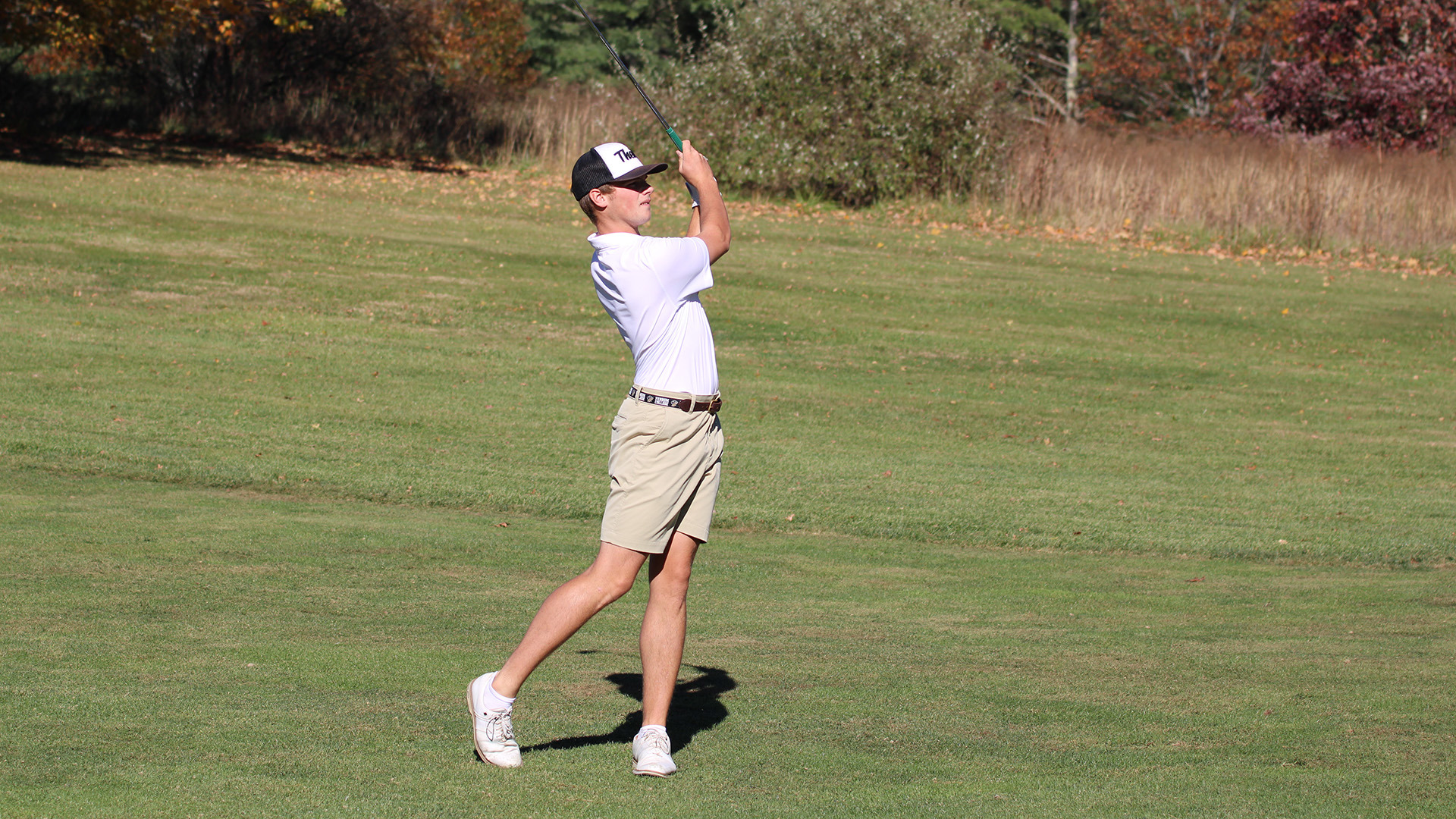 Wyat Larson tees off for the Panthers in fall 2025. 