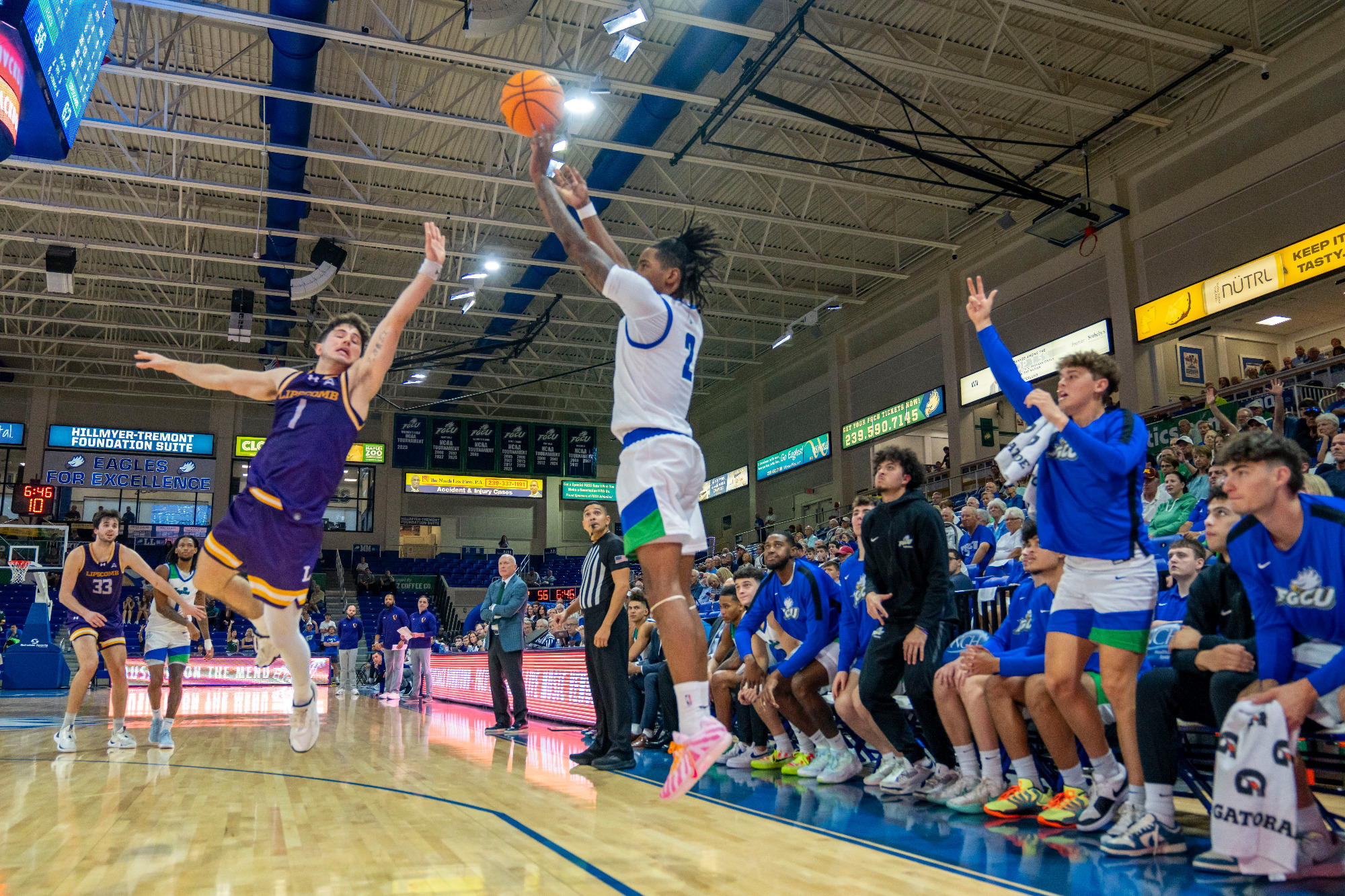 Darren Williams shoots a 3-pointer against Lipscomb