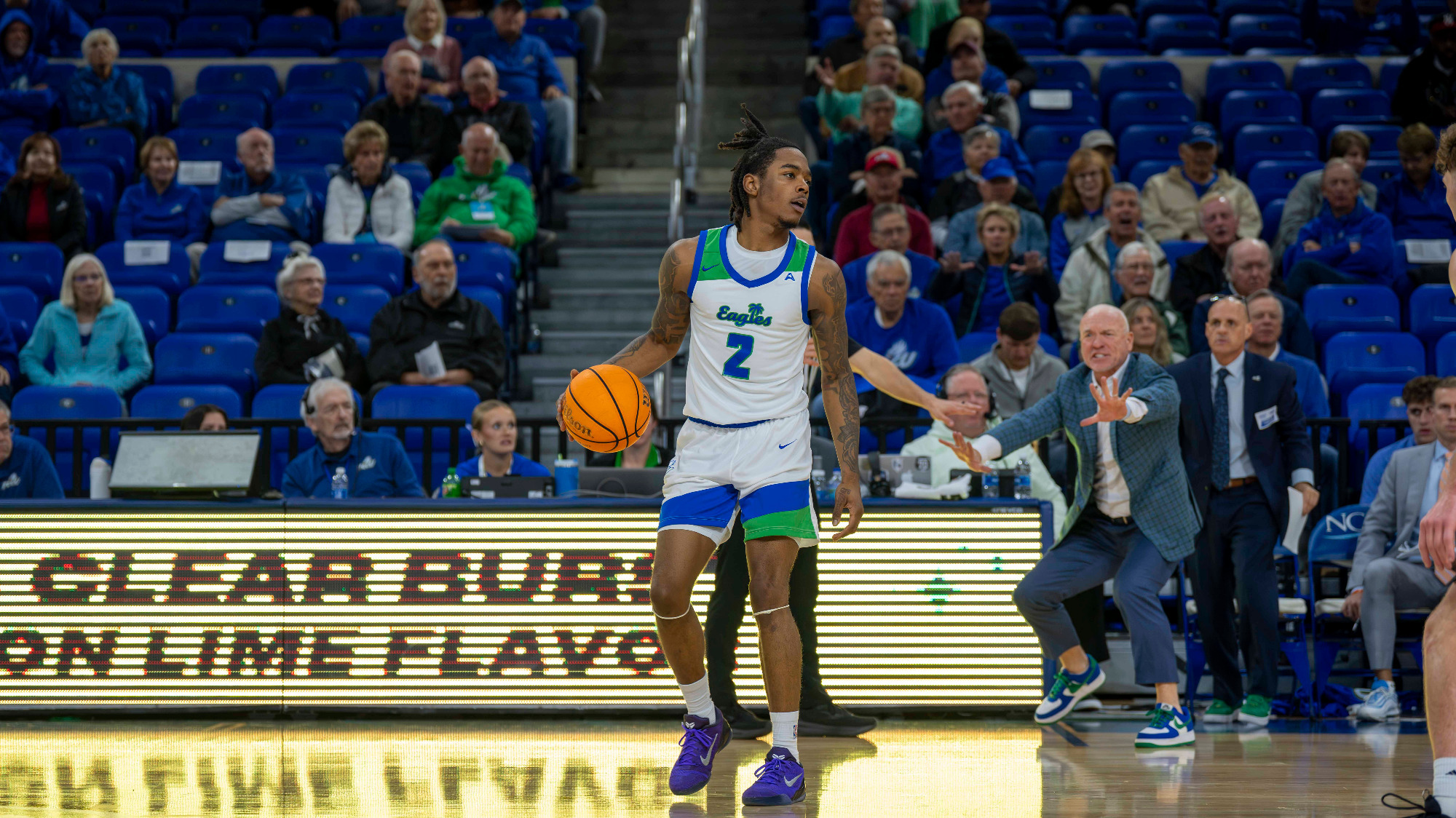 Darren Williams pauses at the top of the key against North Alabama