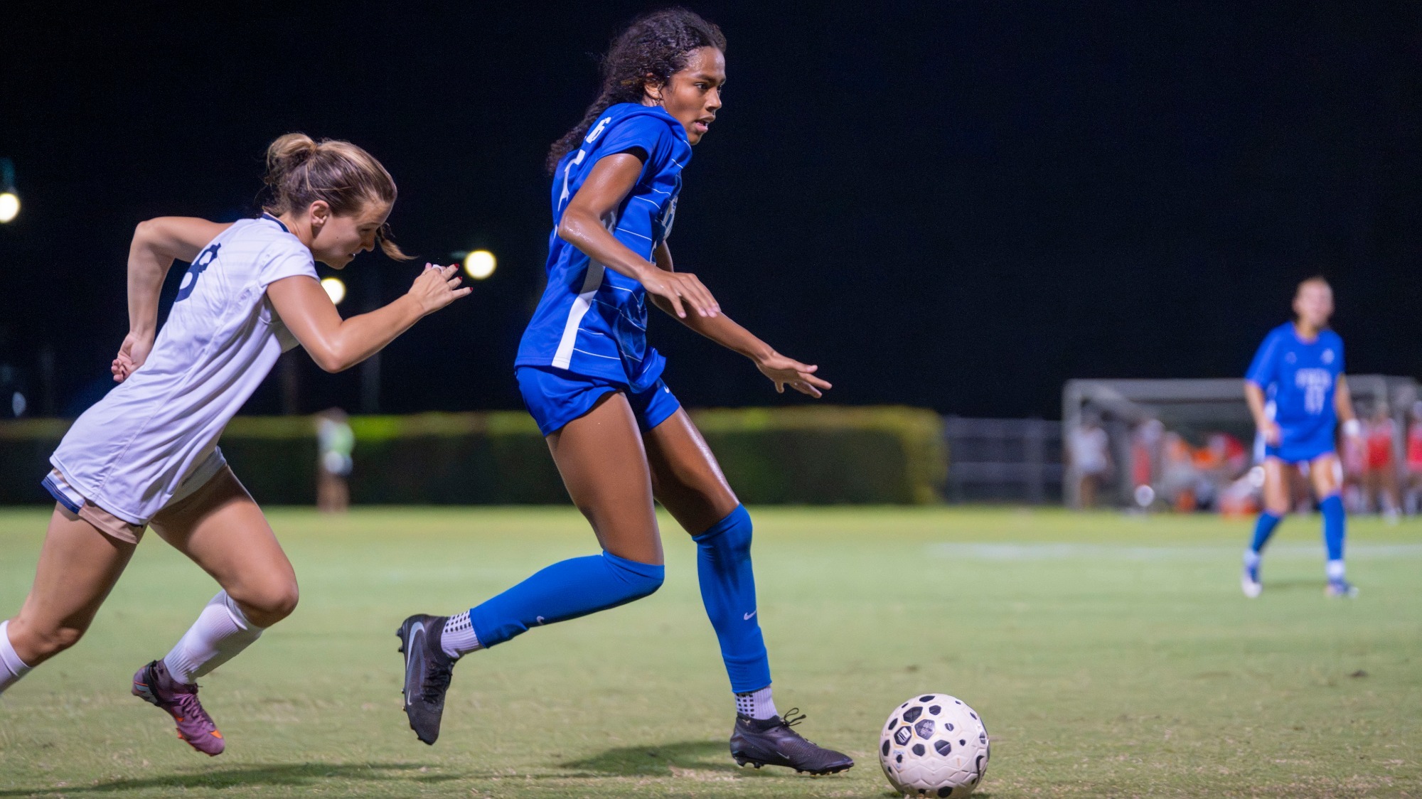 Ryanne Robinson dribbles through the Queens defense