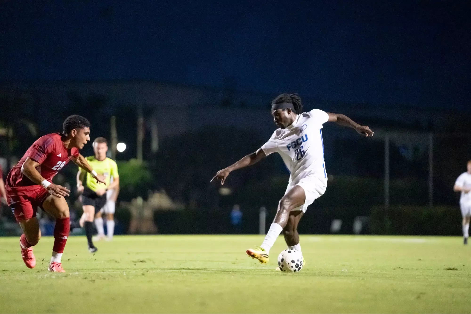 Job Choute plays the ball against FAU