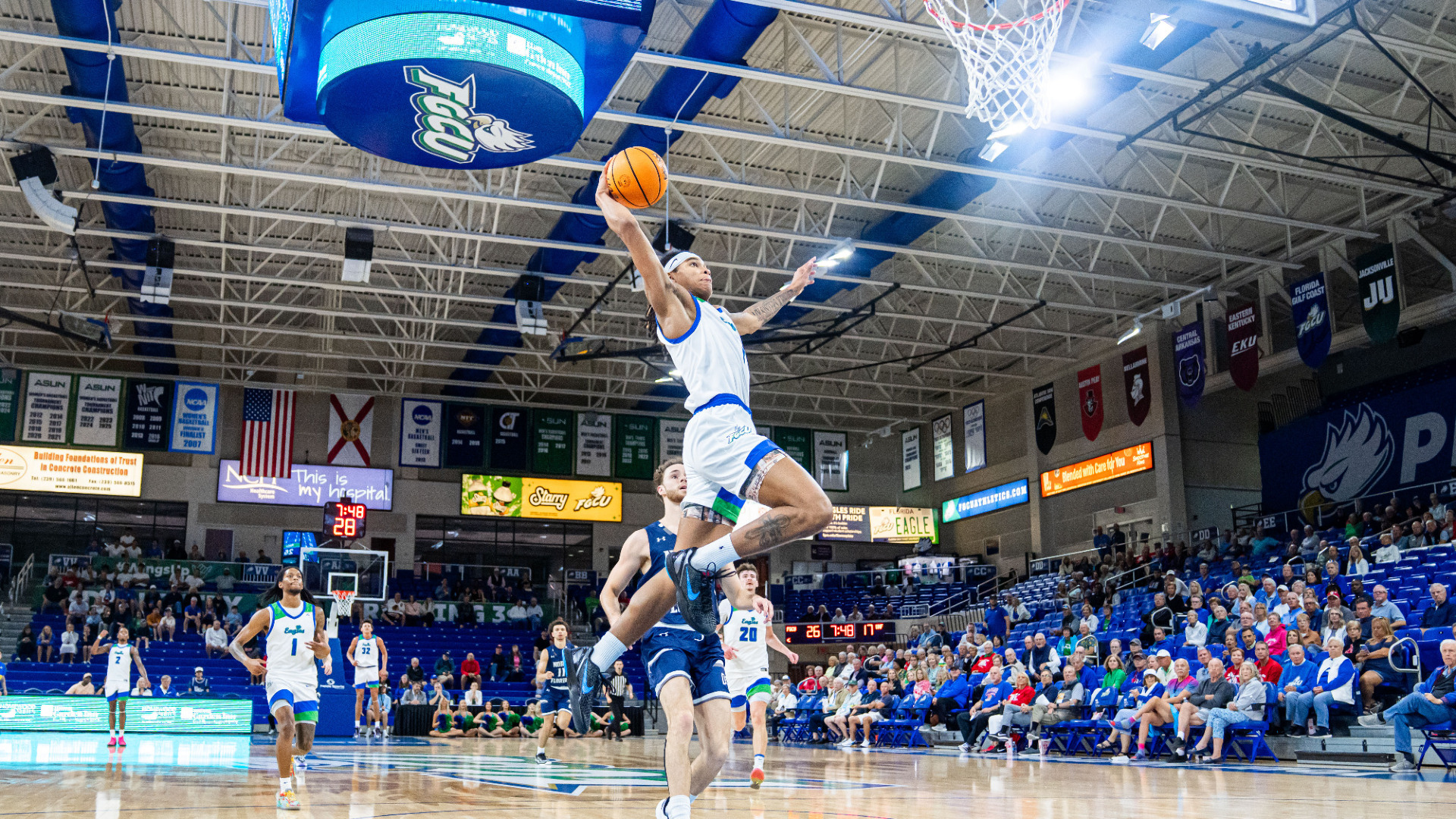Jordan Ellerbee dunks against North Florida
