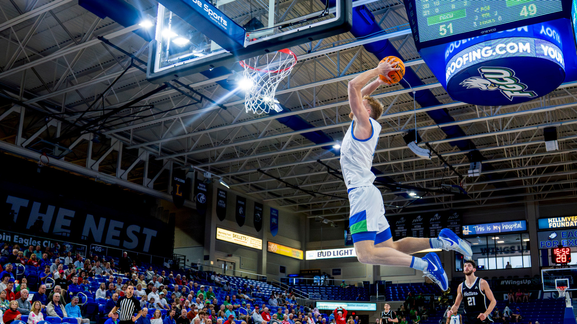 Michael Duax dunks against Stetson