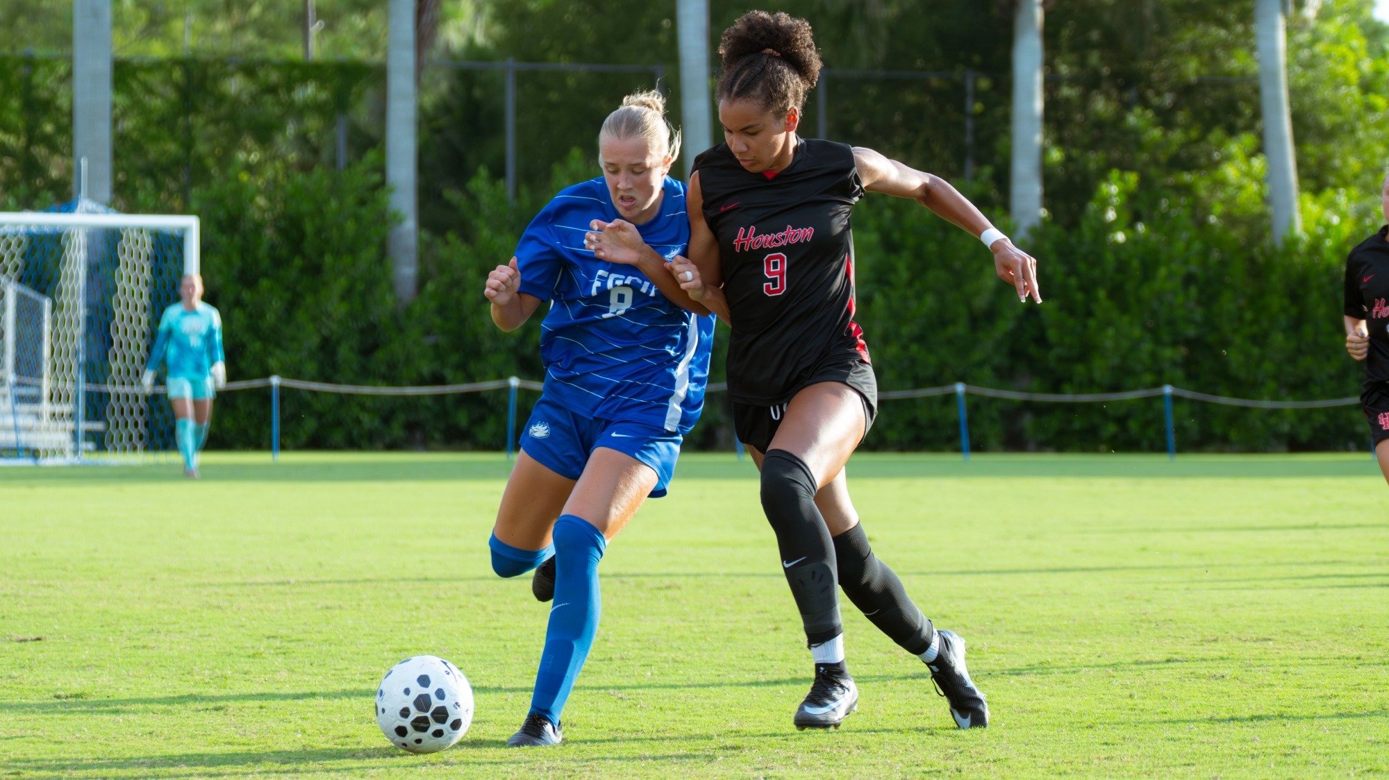 Lily Borders fights for the ball against a Houston defender in Wednesday's scoreless draw