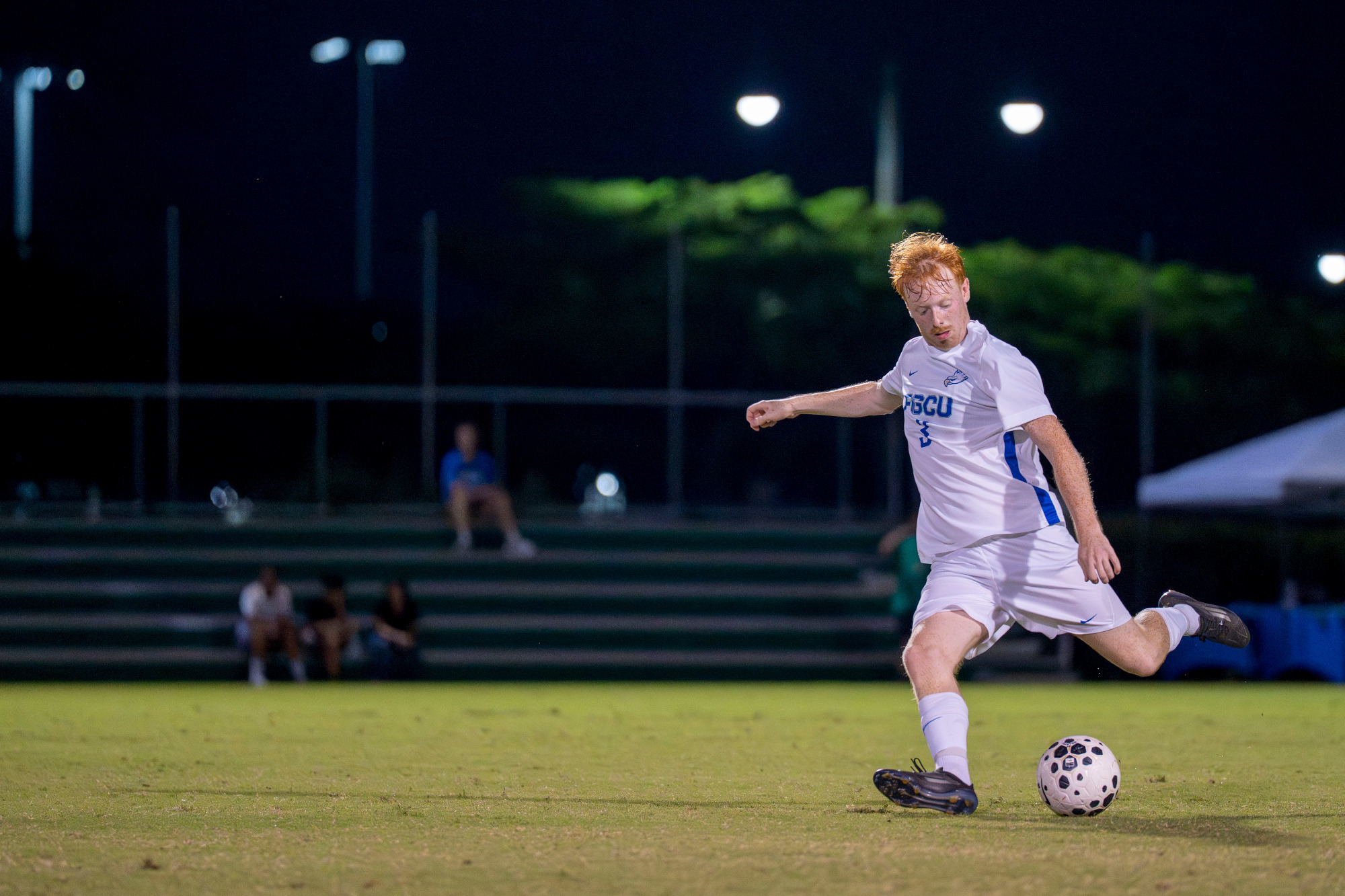 Hugo Munter clears the ball against North Florida