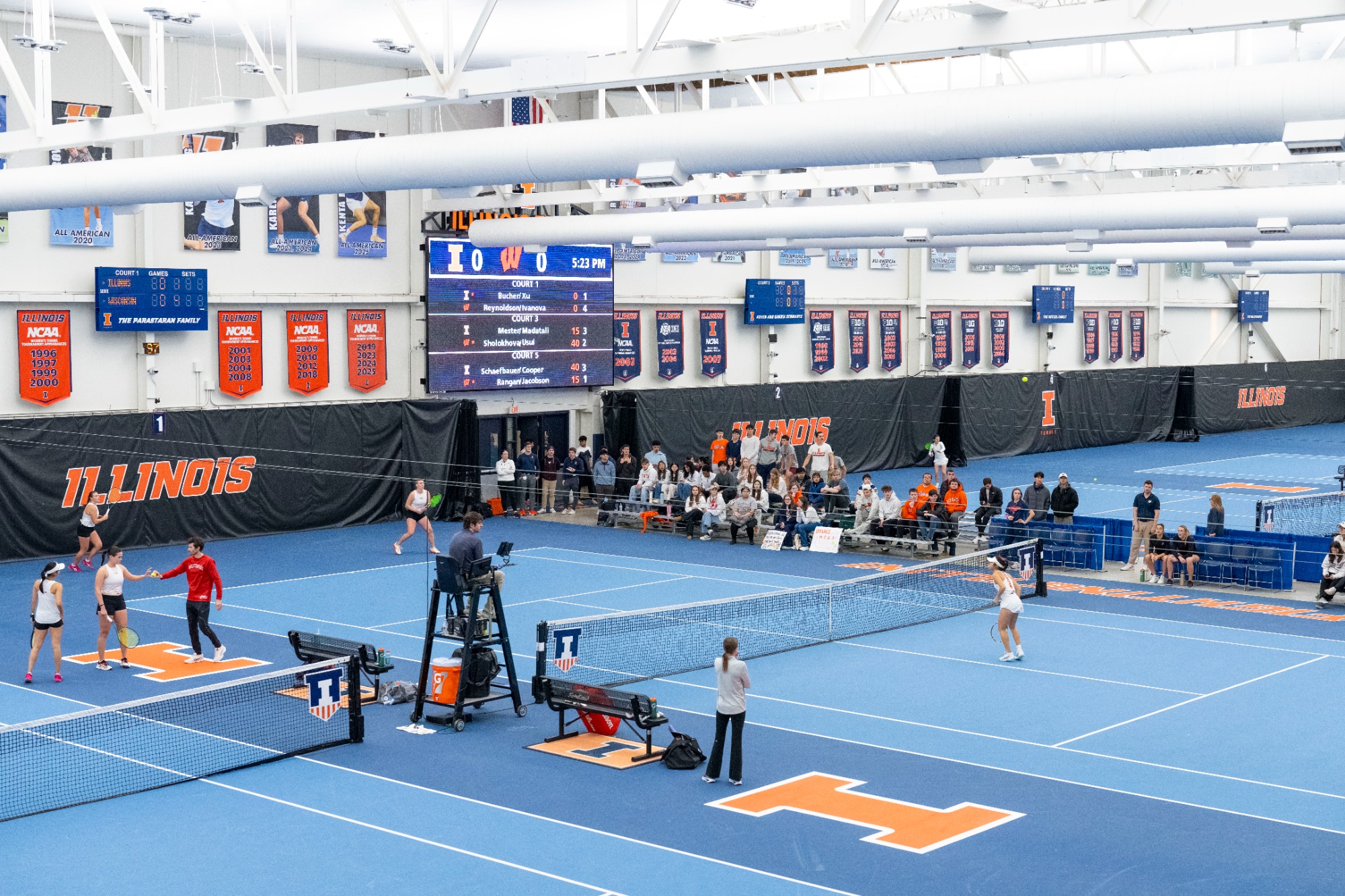 CHAMPAIGN, IL - February 20, 2026 - The match between the Wisconsin Badgers and the Illinois Fighting Illini at Atkins Tennis Center in Champaign, IL. Photo By Ashley Ray/Fighting Illini