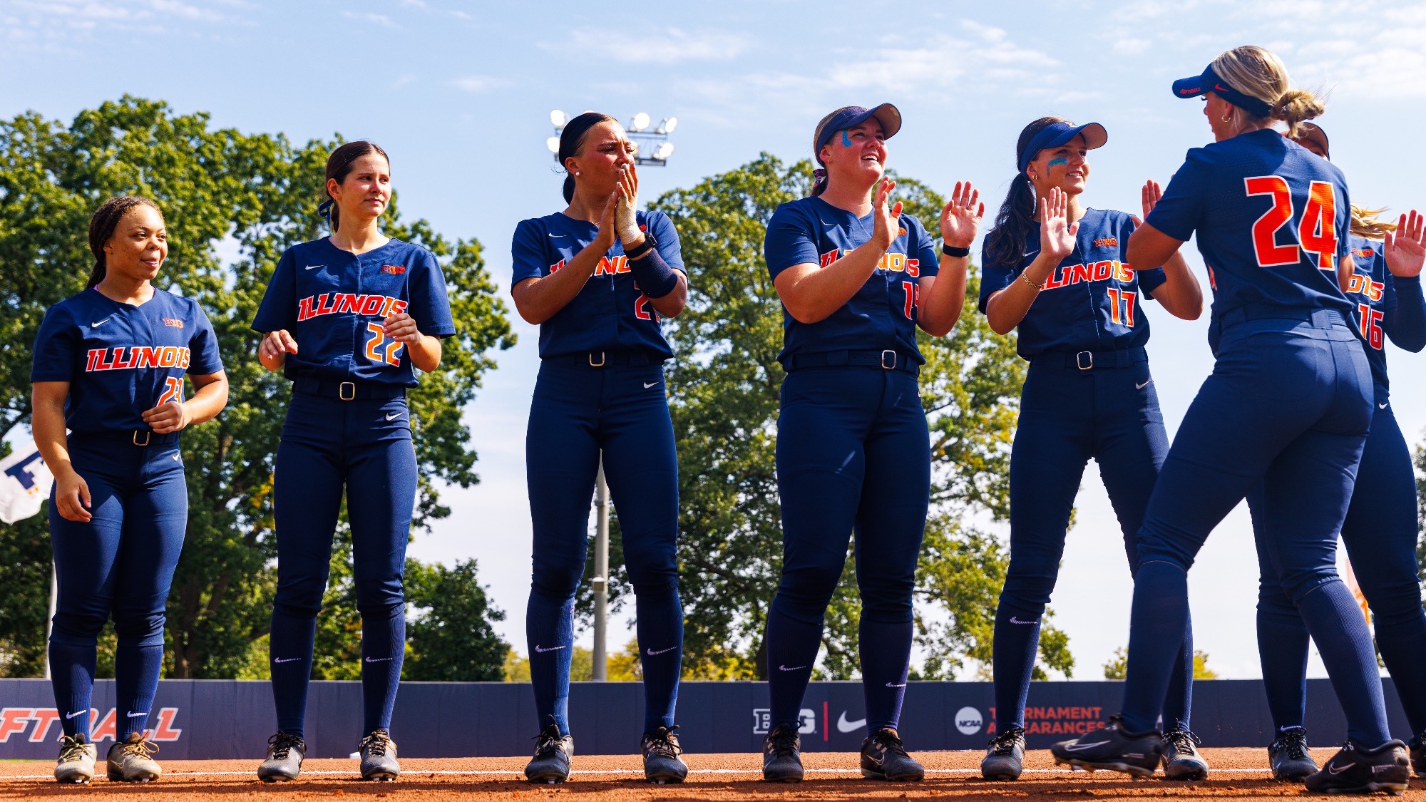 Illinois softball pre-game
