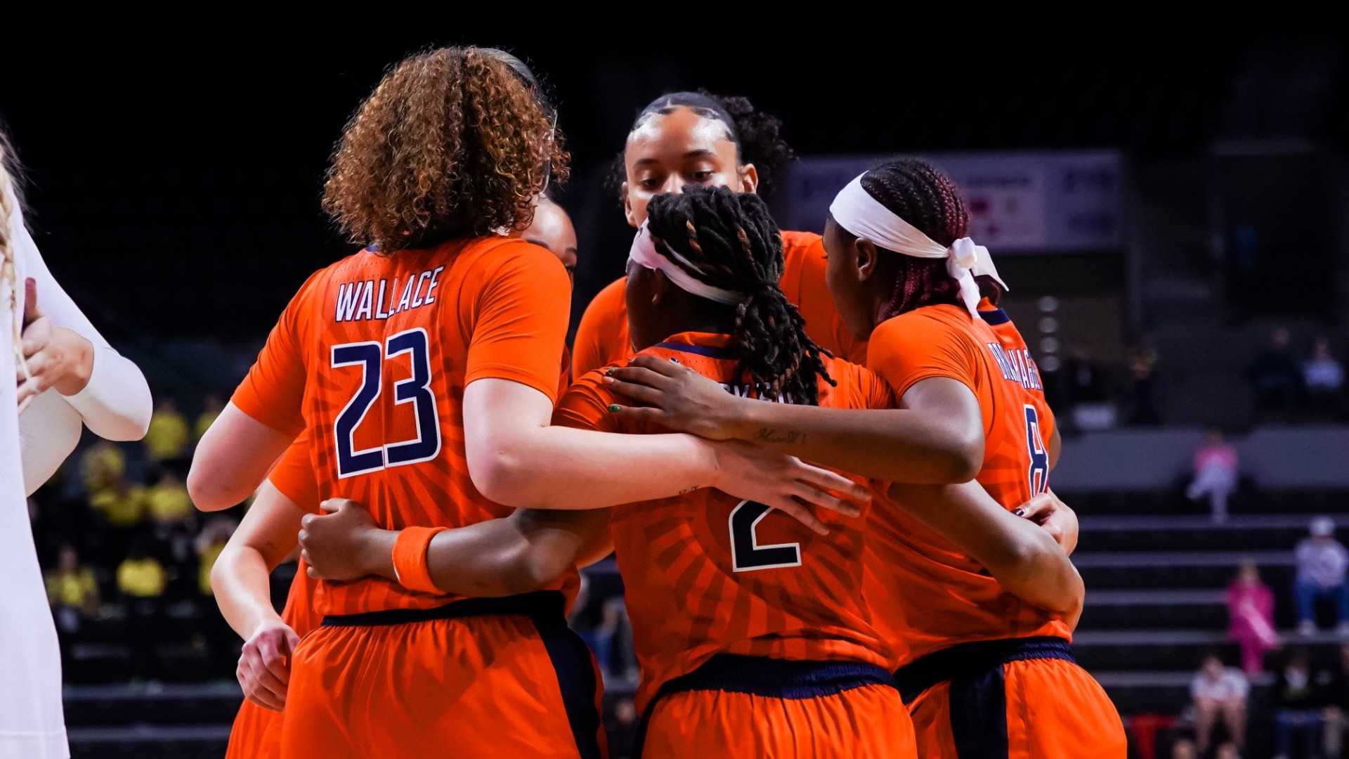Illinois WBB at Oregon - huddle