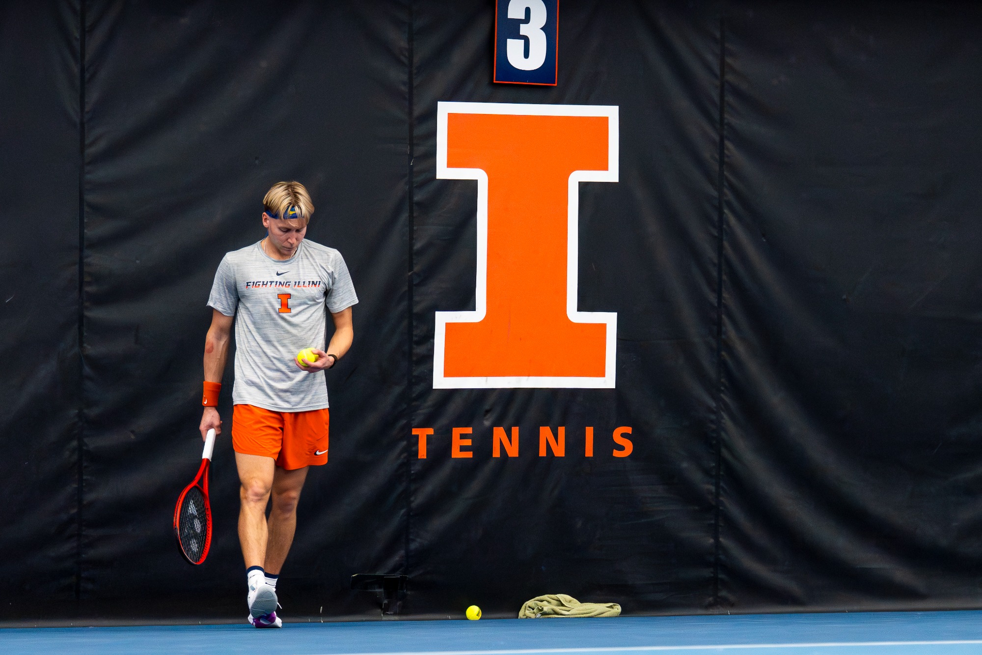 CHAMPAIGN, IL - March 06, 2026 - William Mroz during the match between the Oregon Ducks and the Illinois Fighting Illini at Atkins Tennis Center in Champaign, IL. Photo By Knox Mynatt/Fighting Illini