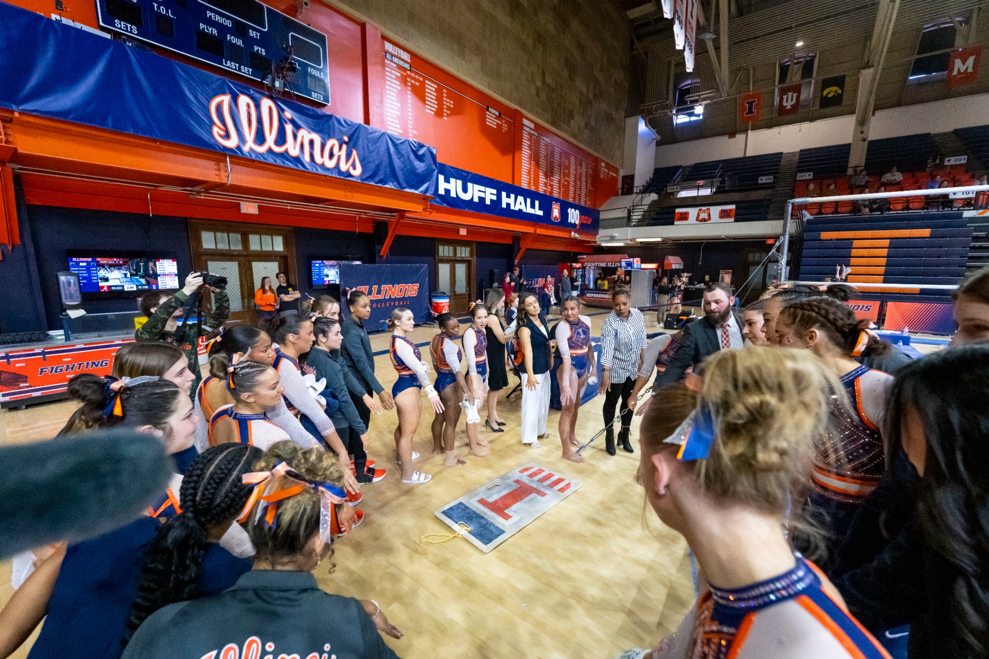 CHAMPAIGN, IL - March 08, 2026 - The Fighting Illini during the meet between the Alabama Crimson Tide and the Illinois Fighting Illini at Huff Hall in Champaign, IL. Photo By Ashley Ray/Fighting Illini