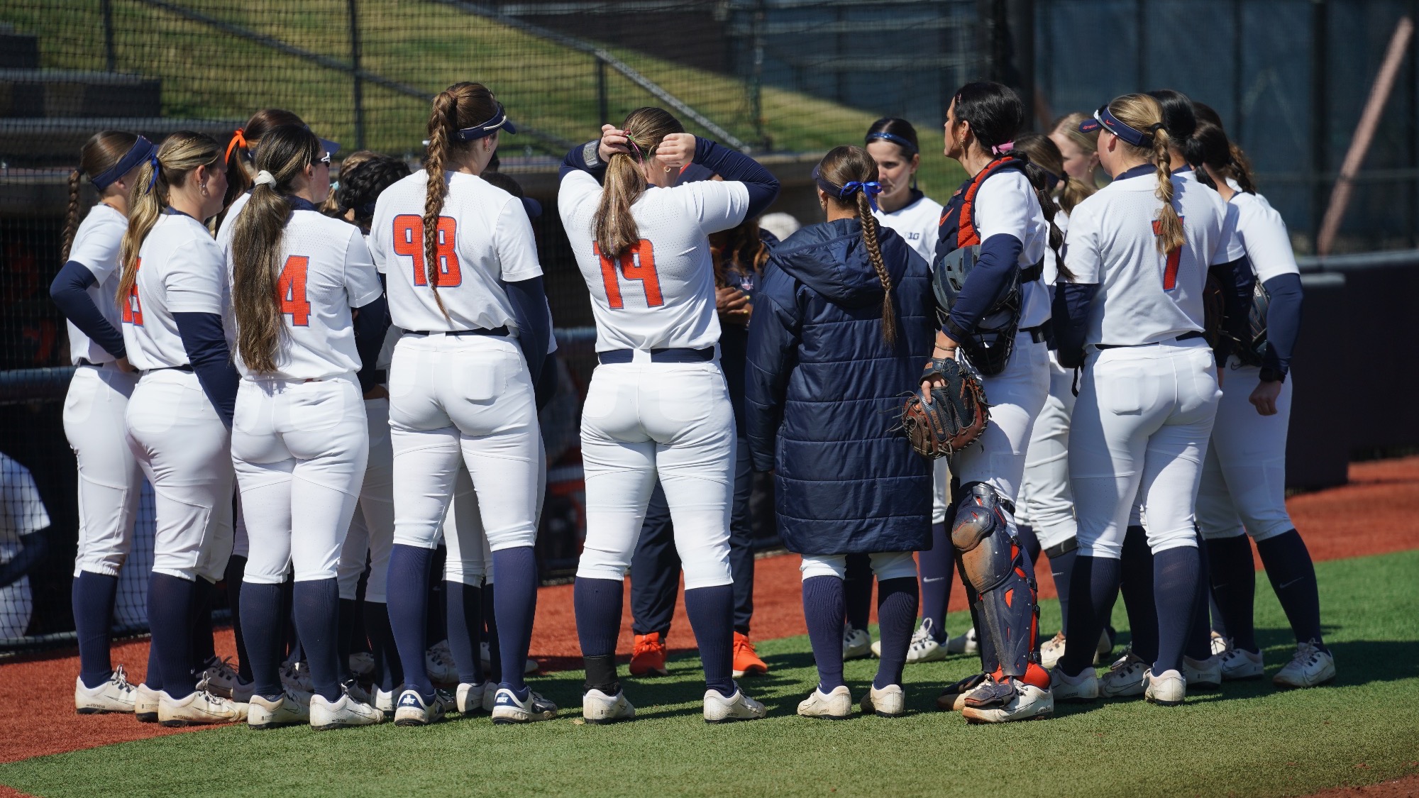 Illinois softball huddle