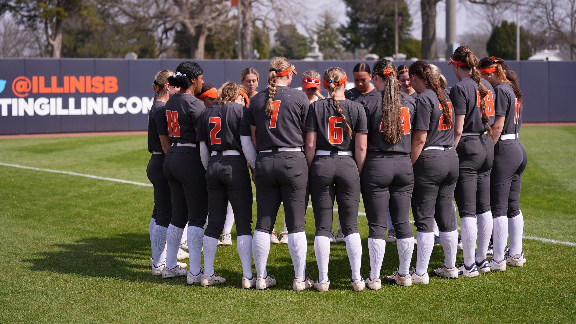 Illinois softball huddle