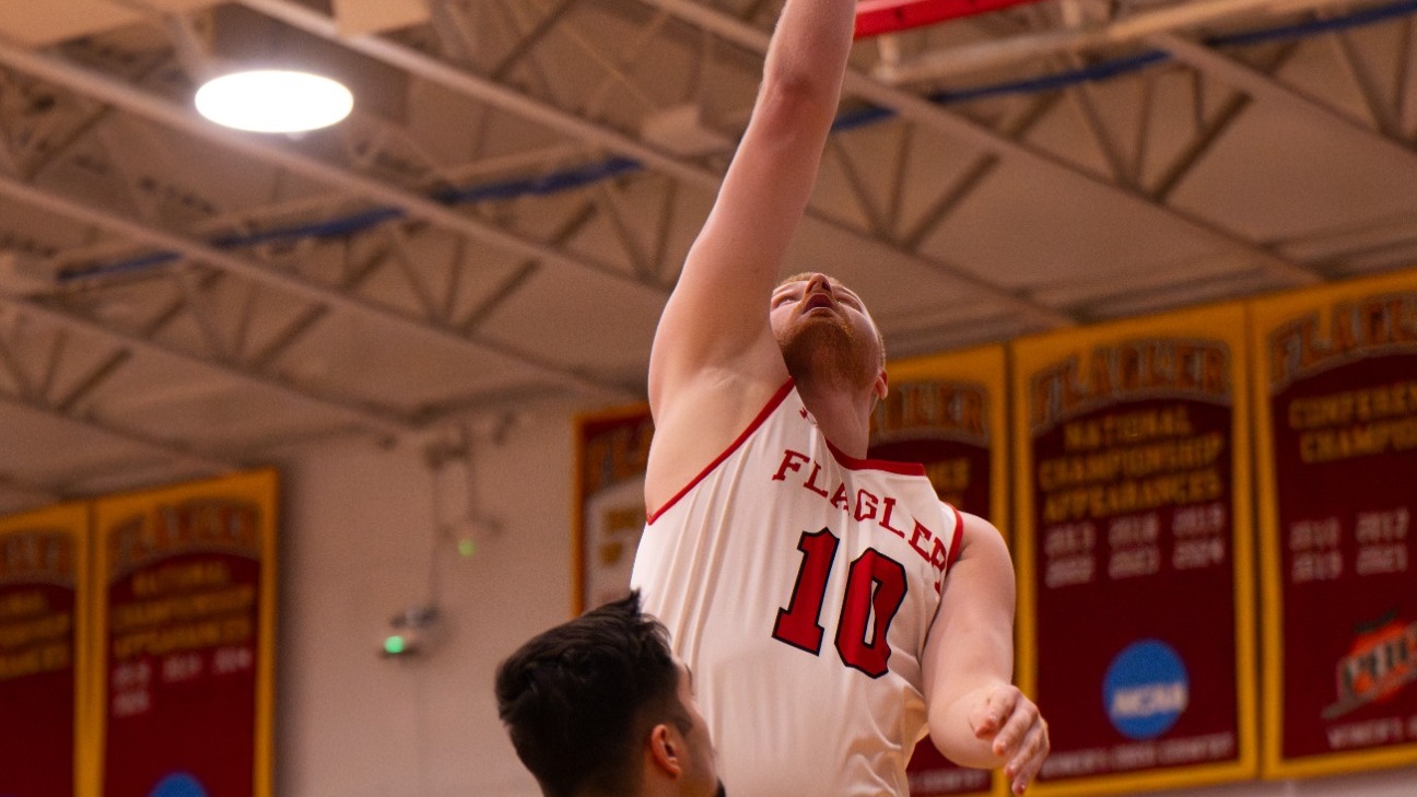 Tymoteusz Pszczola goes in for a layup