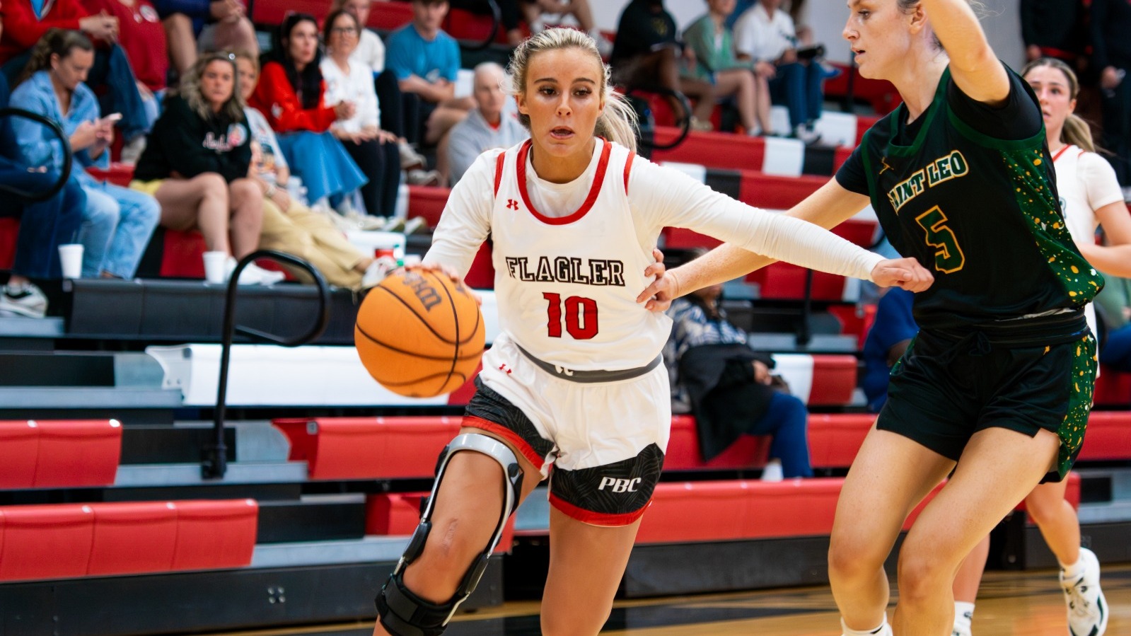 Jessica Dowdy drives past a defender