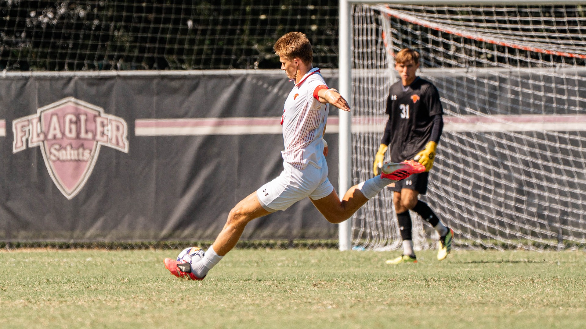 Filip Hornburg kicking against Lander