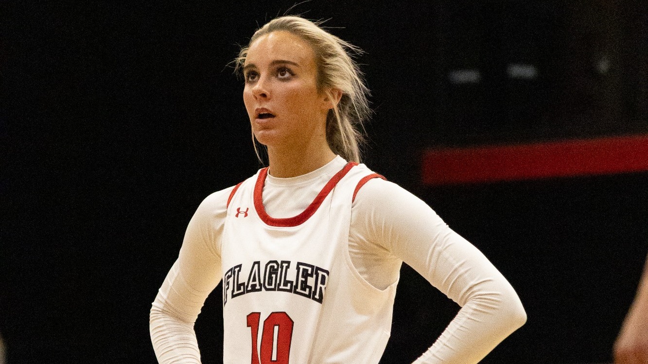 Jessica Dowdy standing at the free throw line