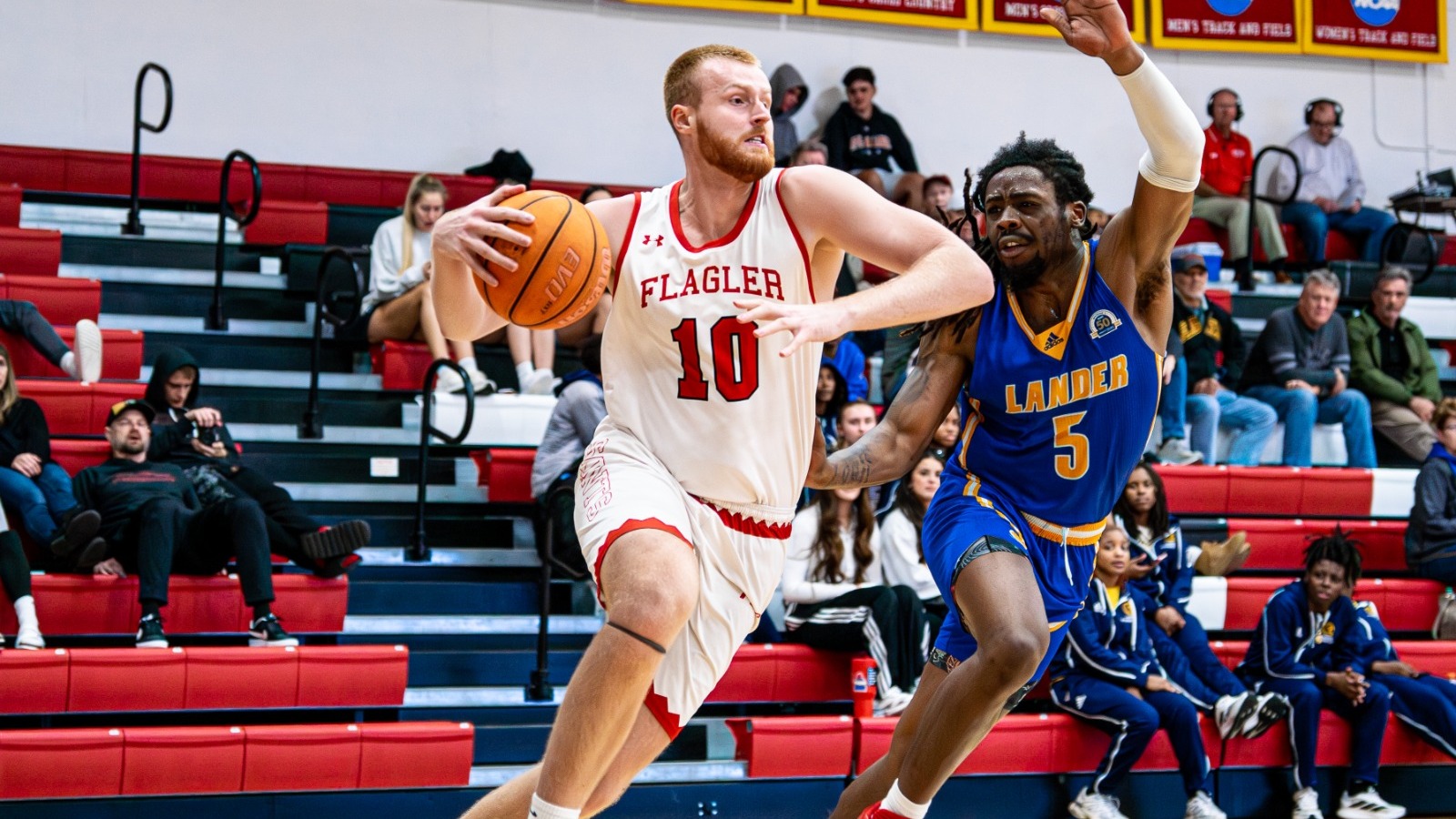 Tymoteusz Pszczola drives the baseline