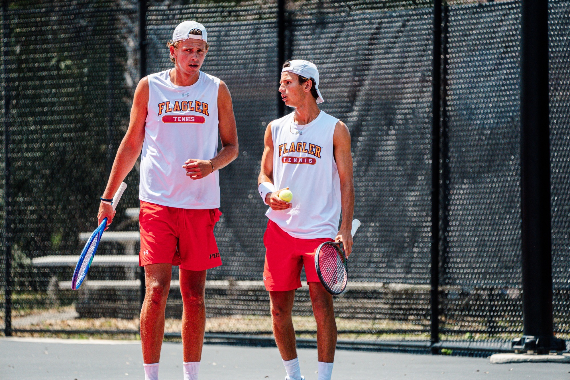 Simon Malis and Ilian Borlee looking at their opponent