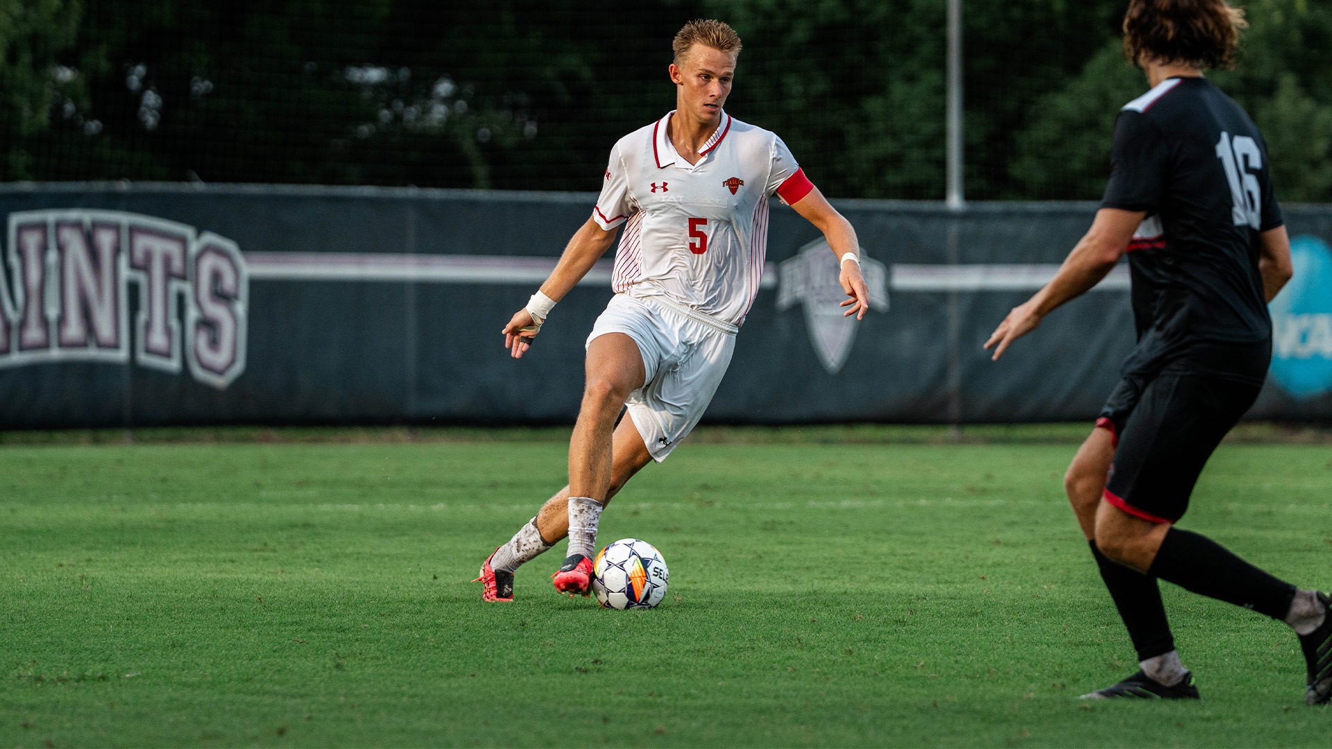 Filip Hornburg dribbling versus Barry