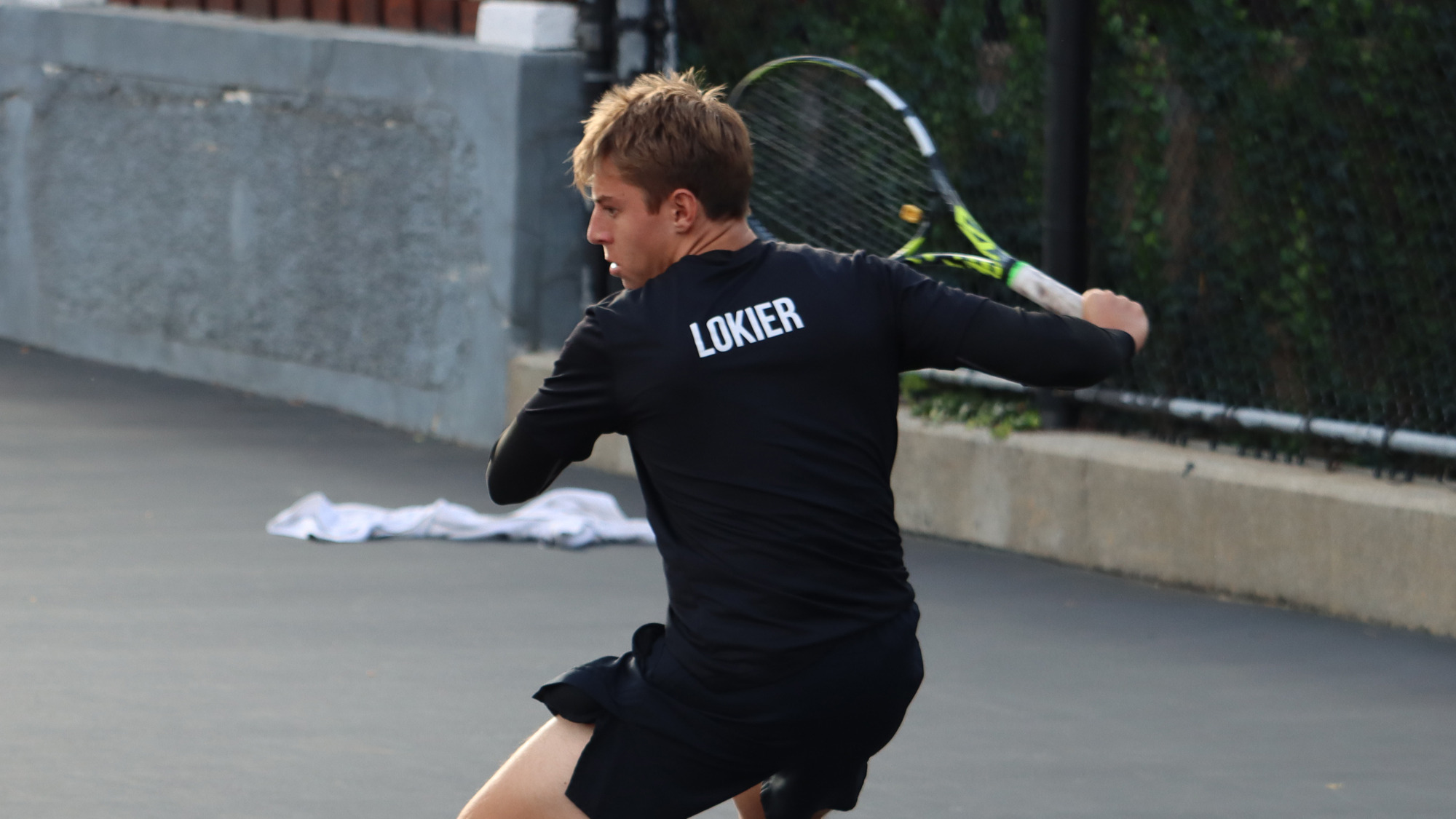 Will Lokier readies for a forehand