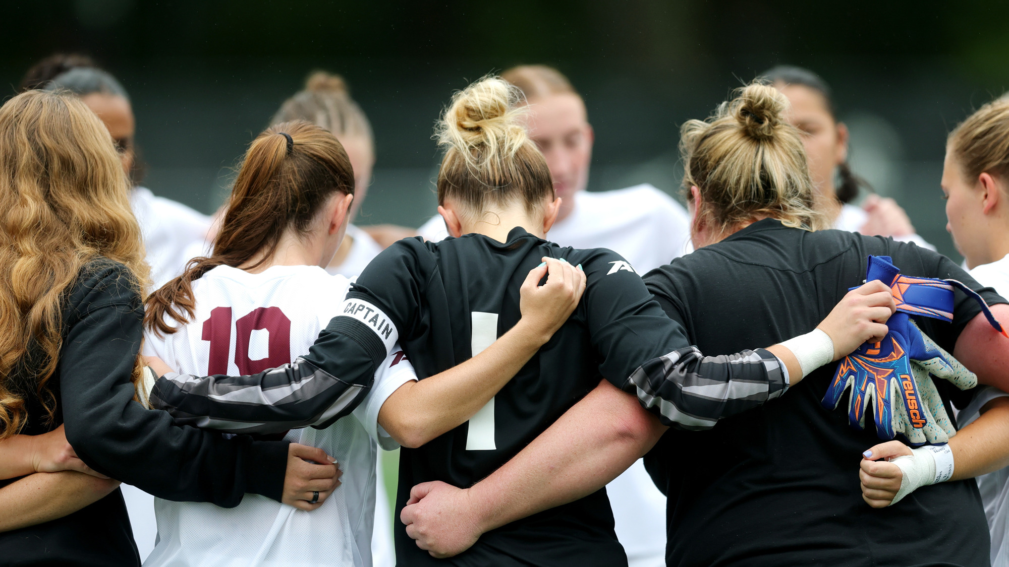 Women's soccer huddles prior to the LUC match