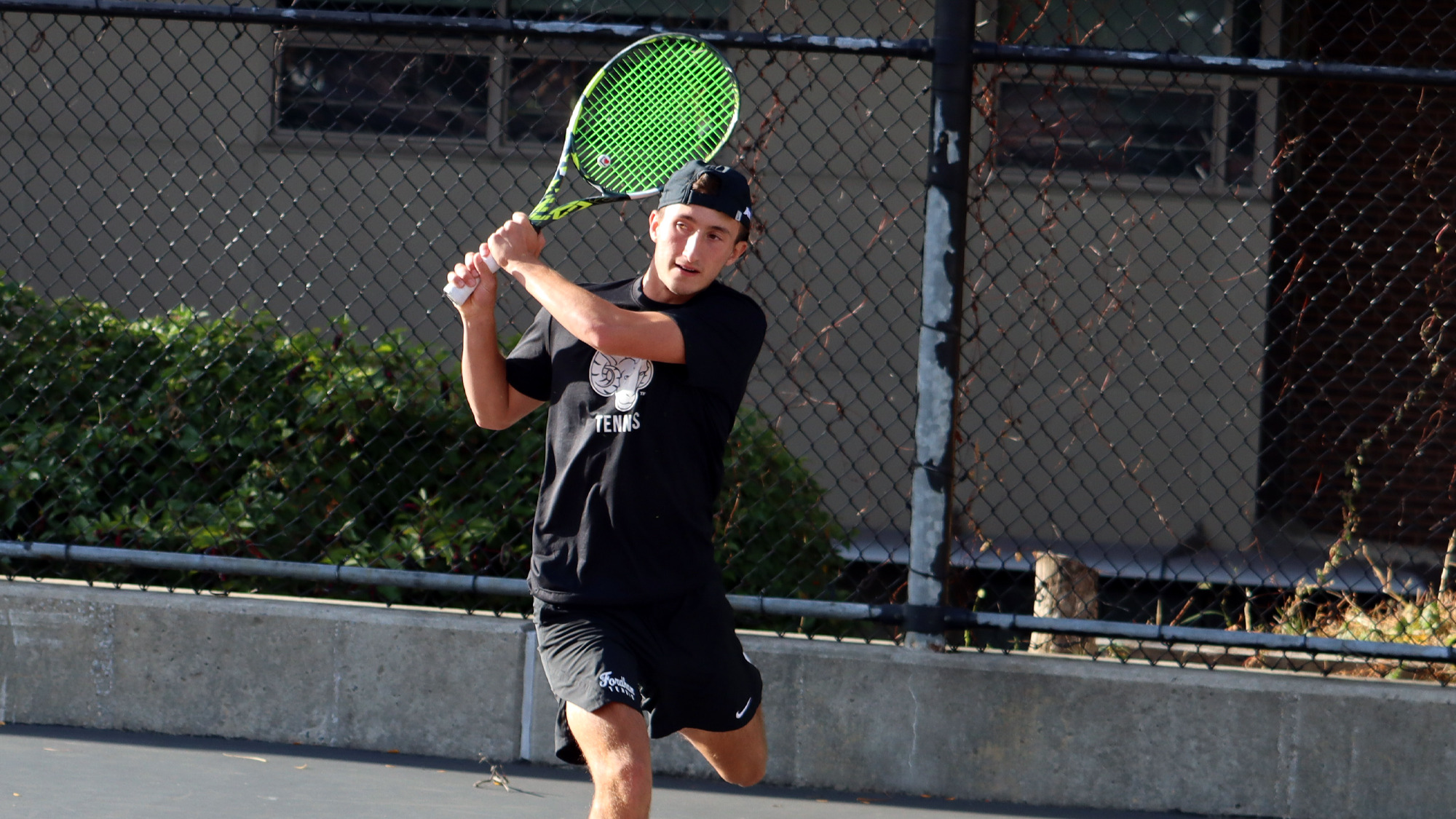 Mateusz Gradzki  hits a backhand