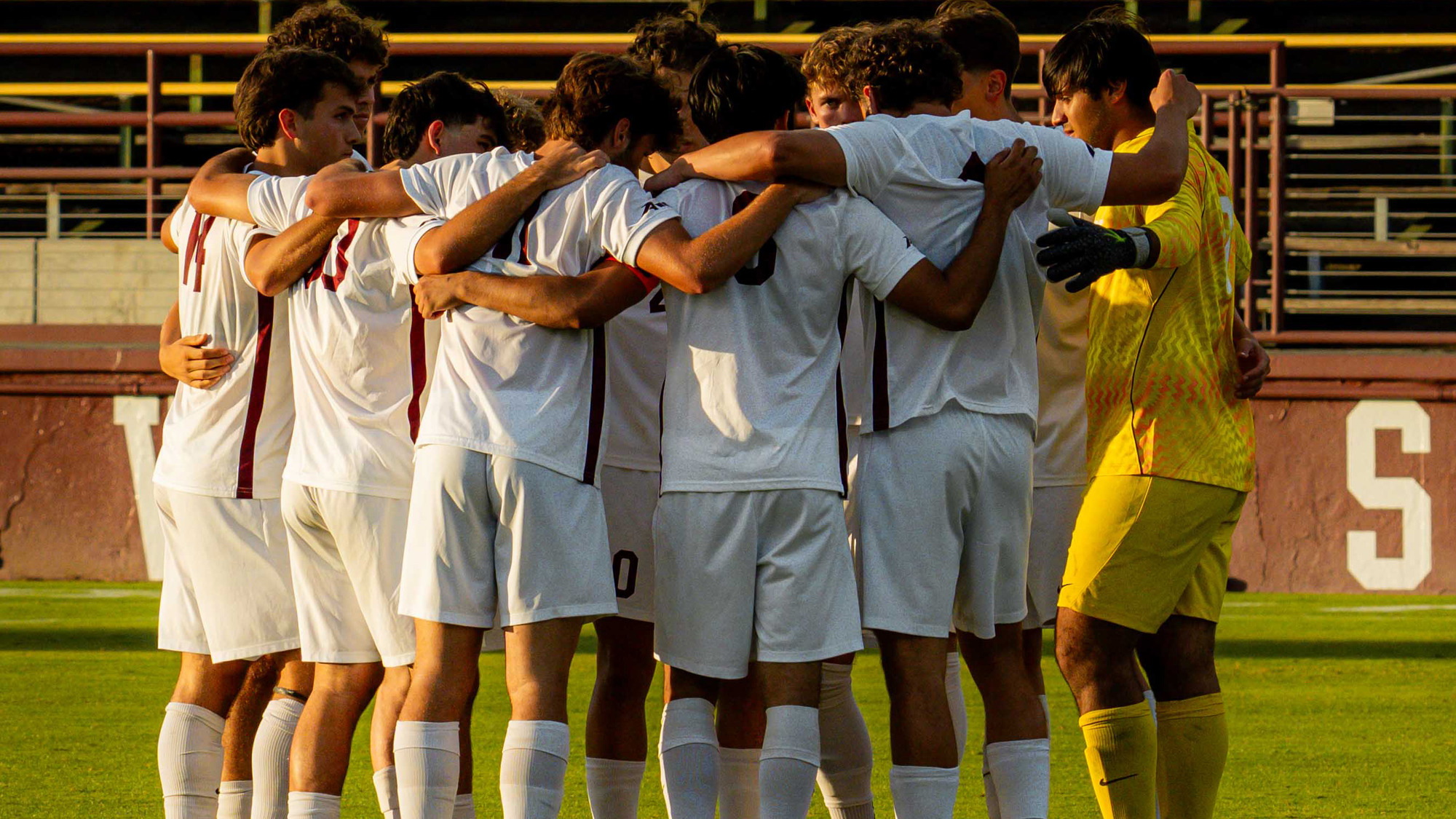 The Rams huddle prior to the Santa Clara match
