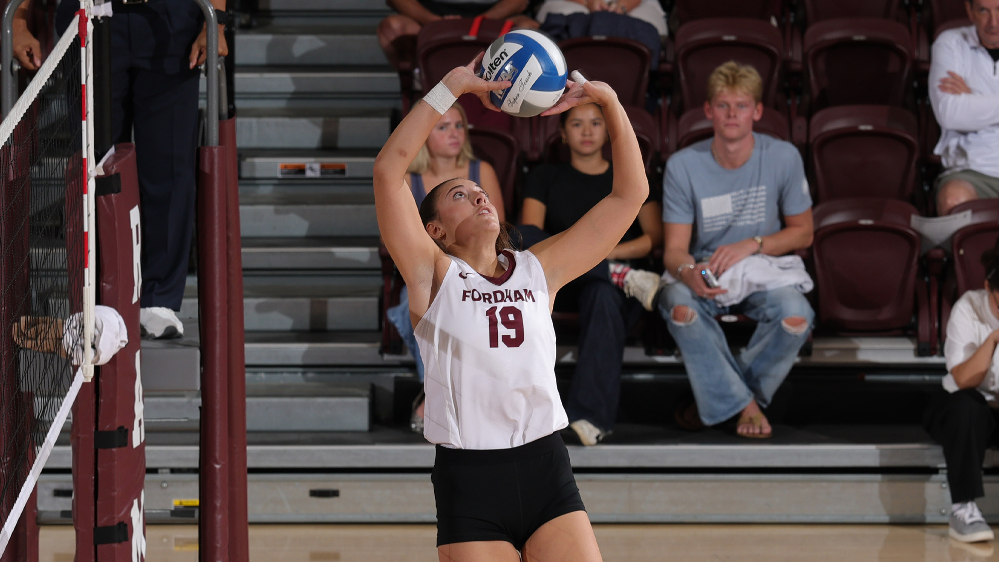 Giada Ianuale sets for an attack.