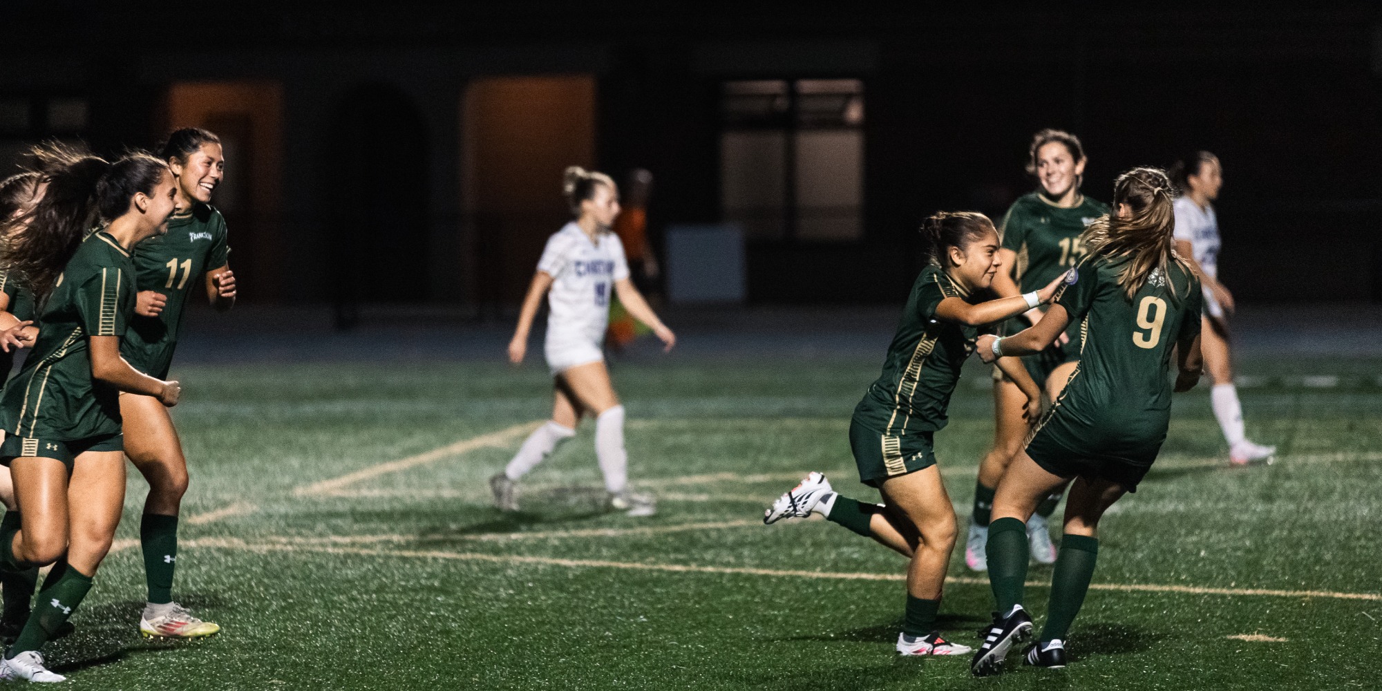Michelle Lopez celebrate the goal.