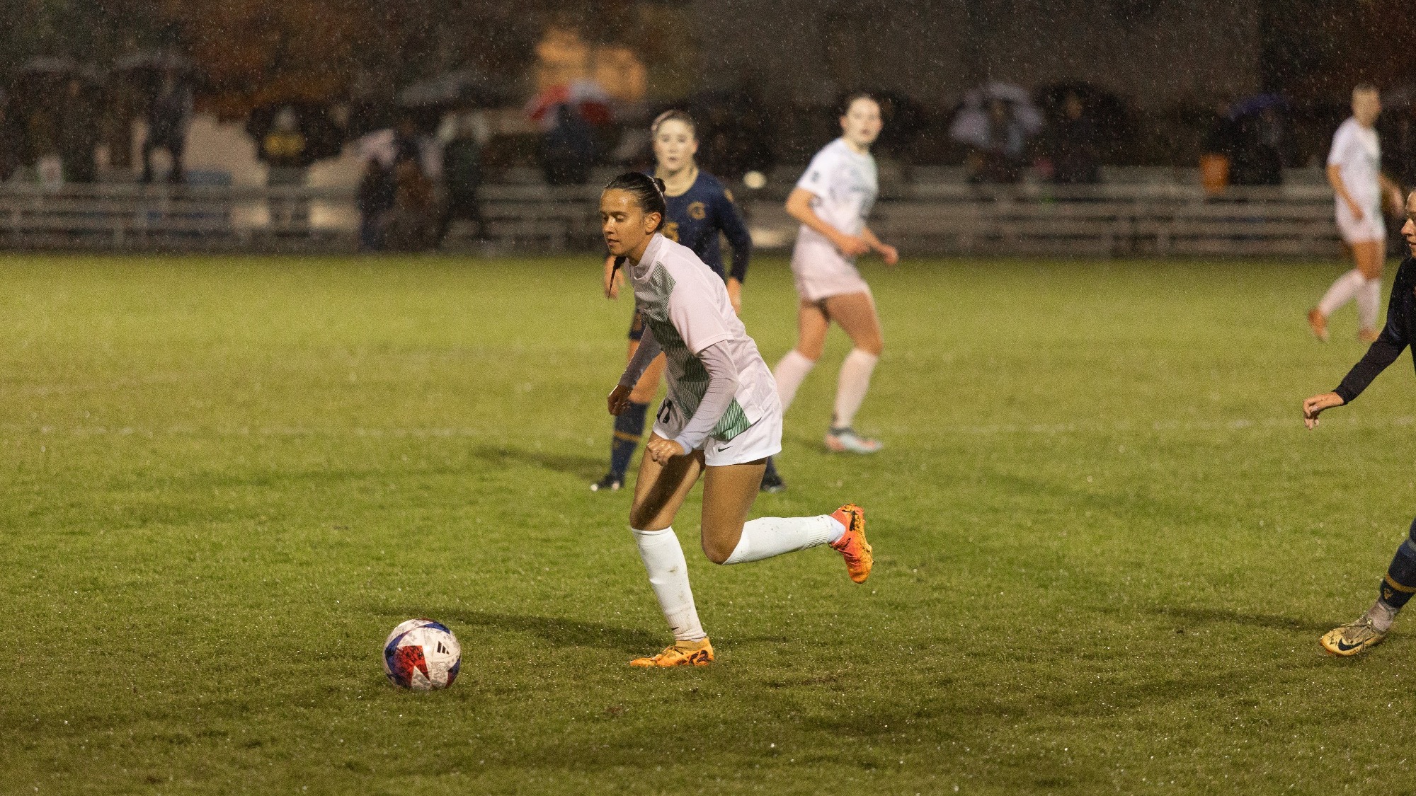 Sam Phenol runs with the ball