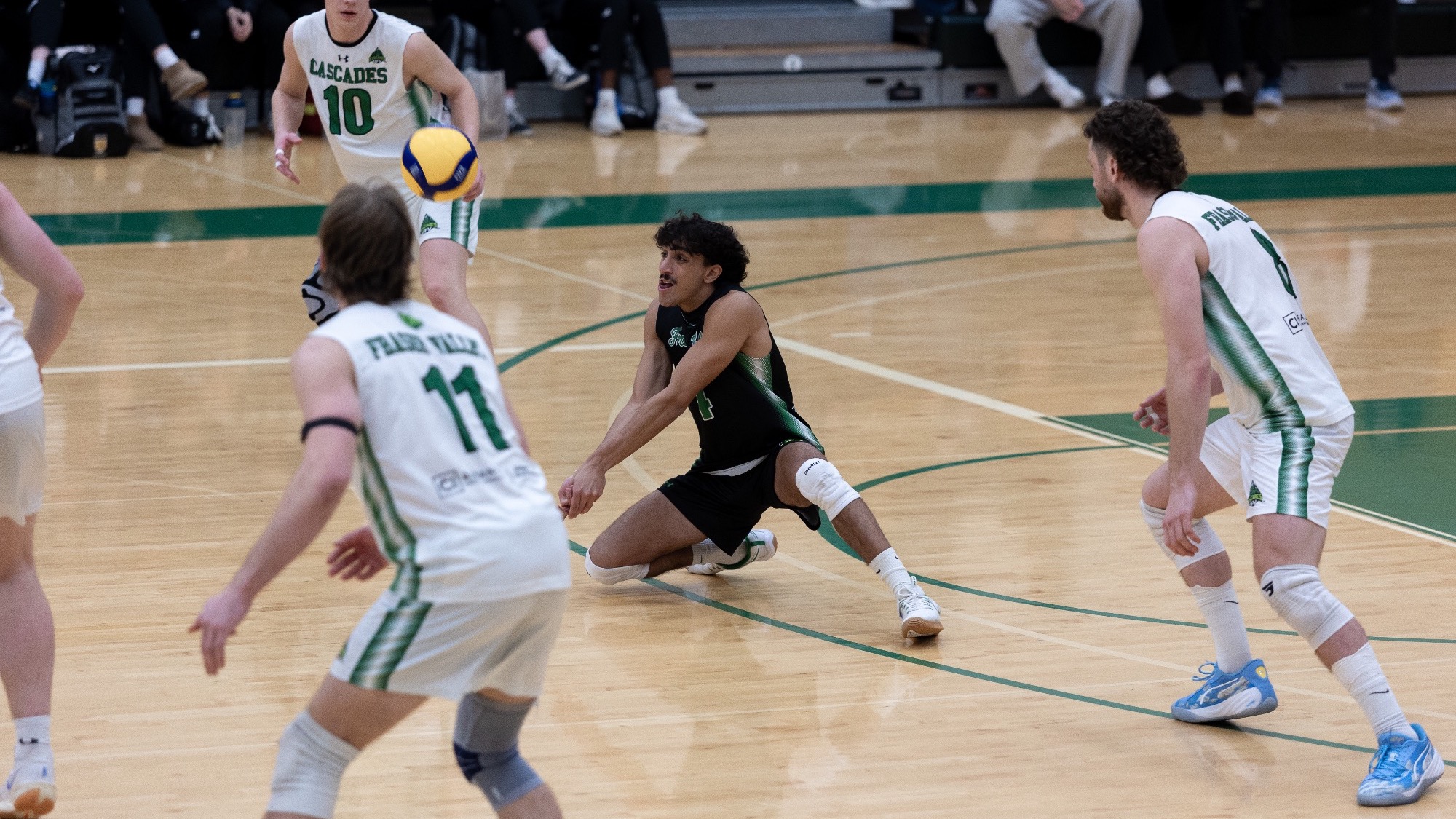 Yahia Elsayed recieves teh serve