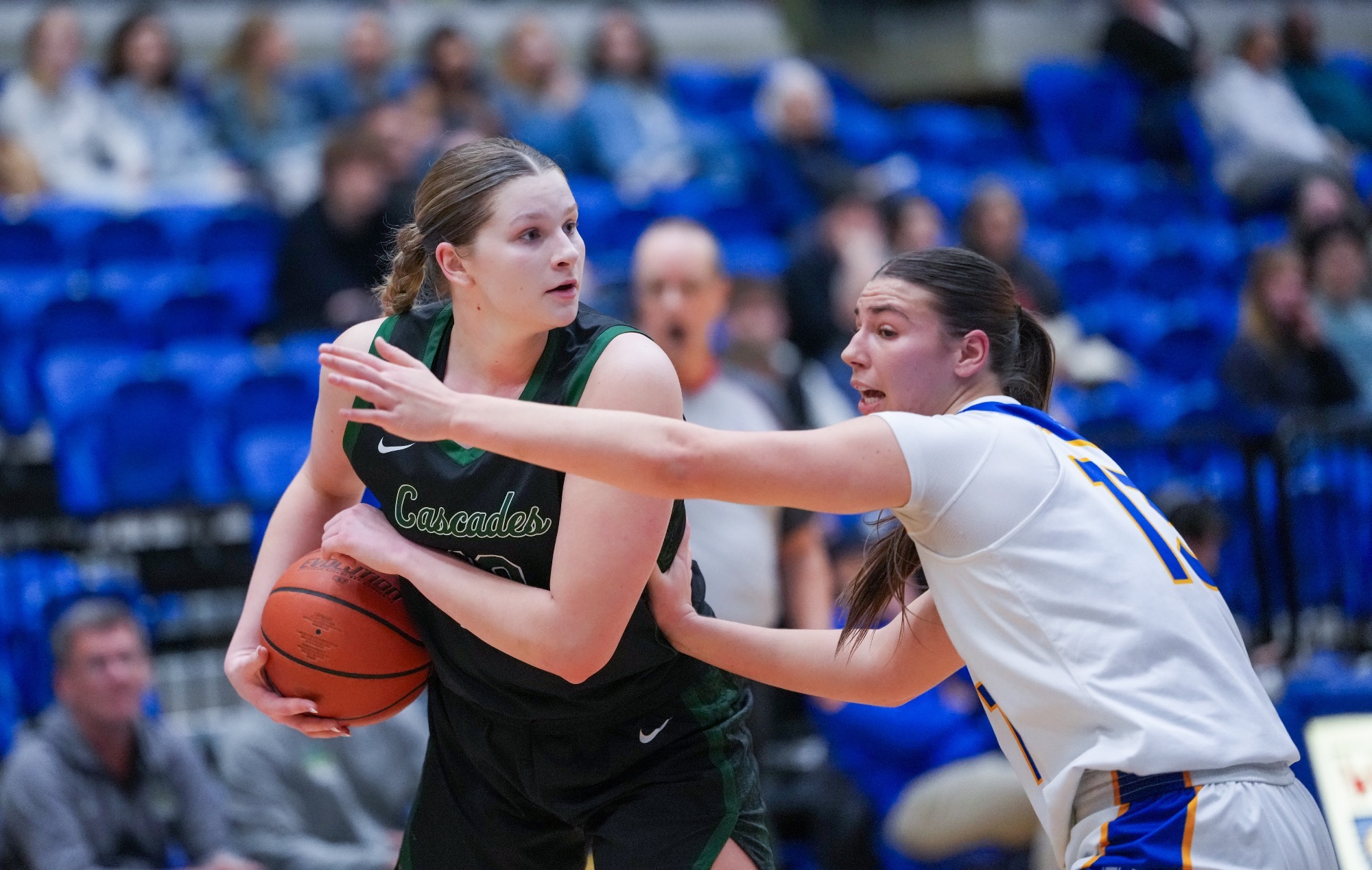 Julia Tuchscherer protects the ball against Victoria