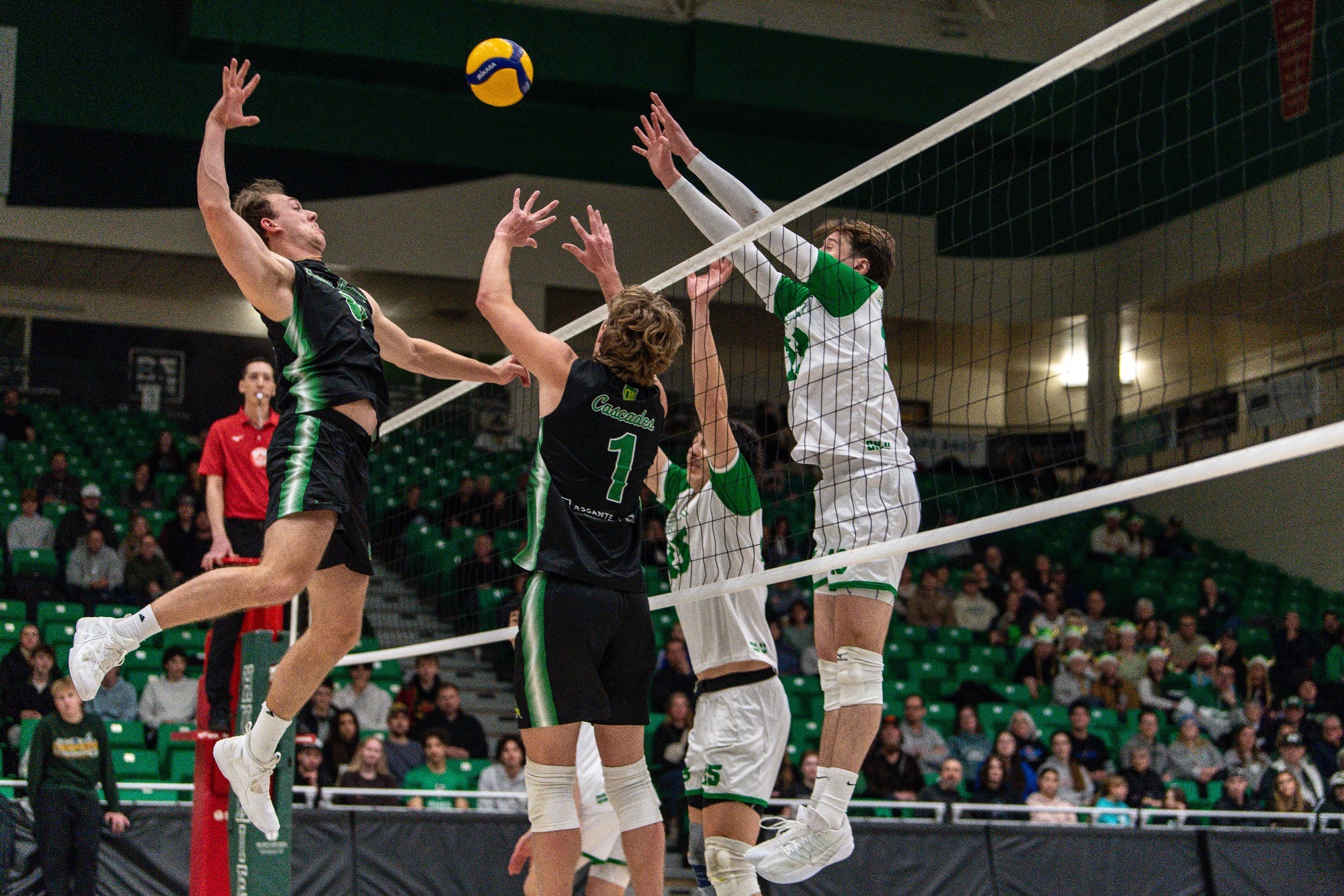 Kian Bos goes for a hit from the middle against SSk