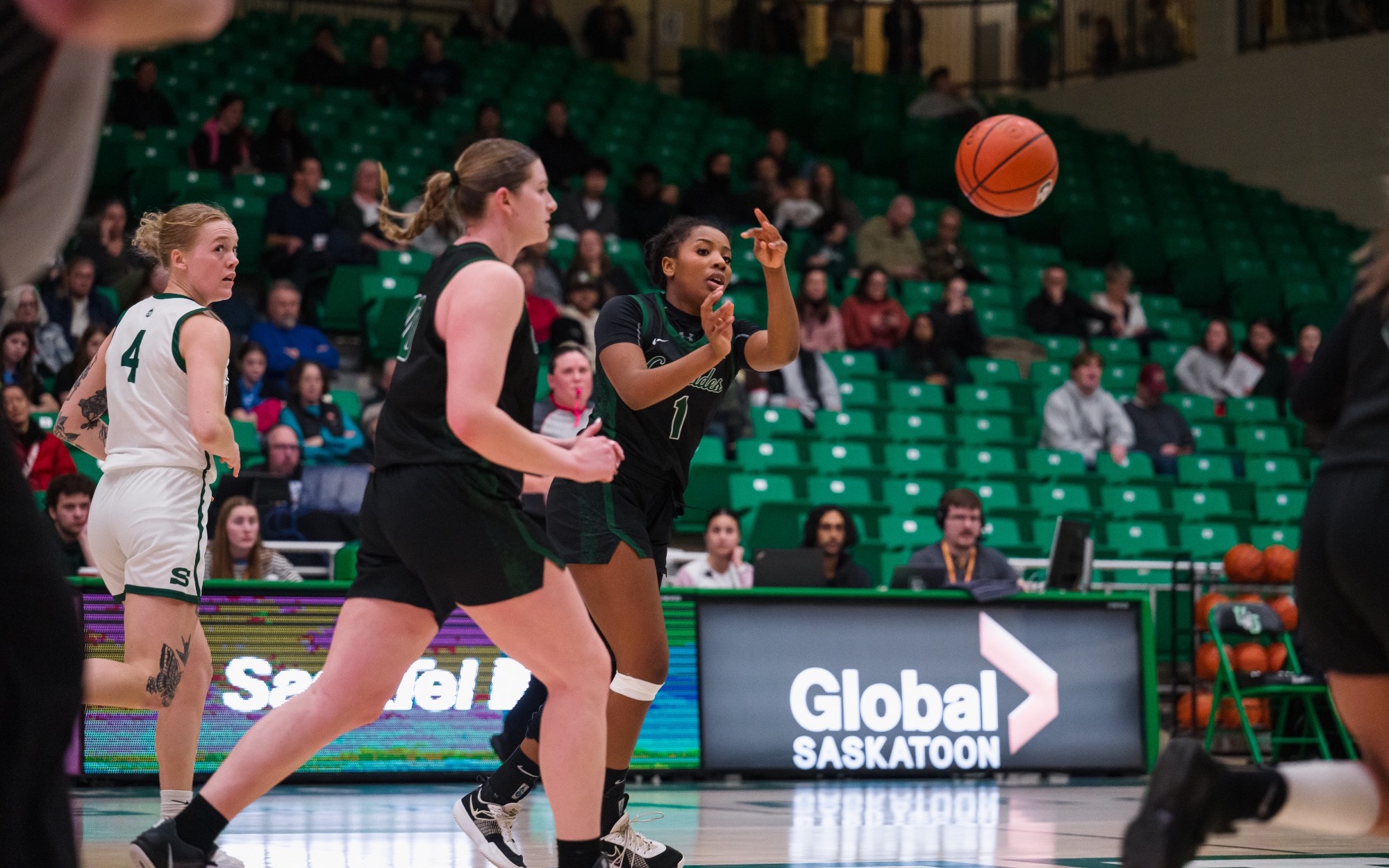 Fania Taylor passes a ball against the Huskies