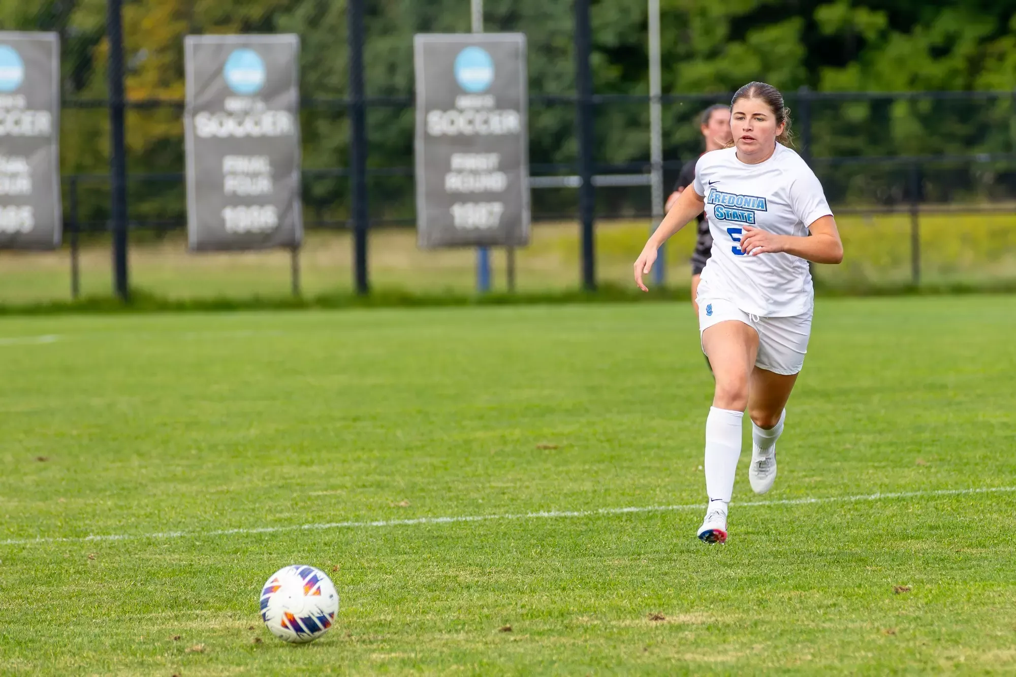 Annie Gondek running to take possession of the ball. 