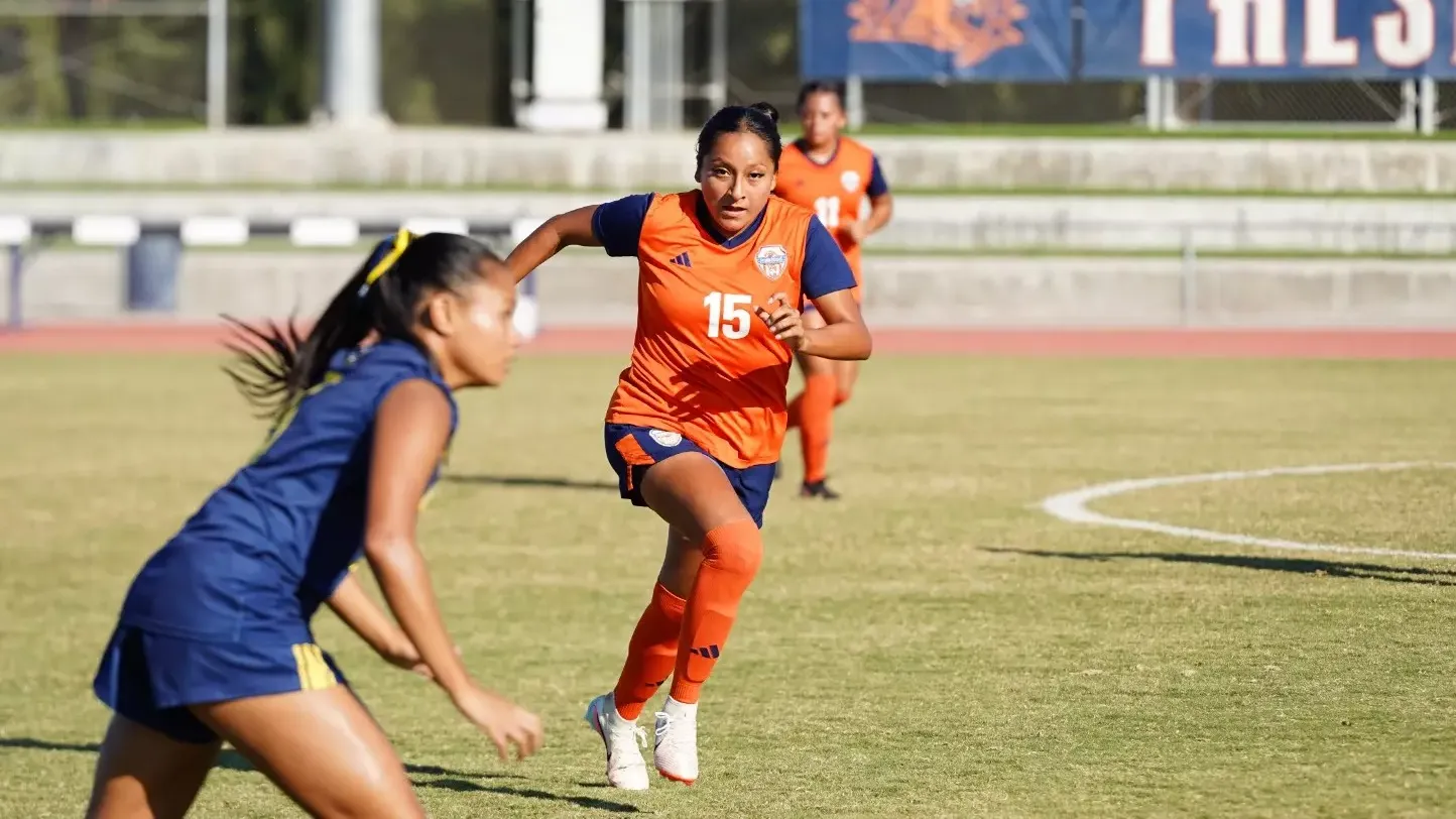 karyme hernandez running for the ball
