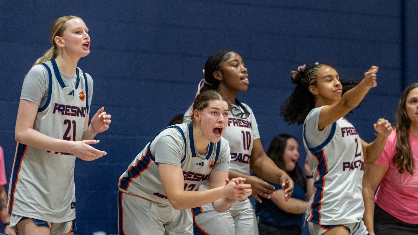 wbb cheering on sidelines
