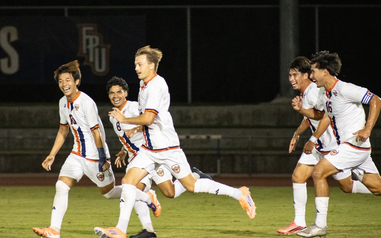 msoc team celebrating against Chico State