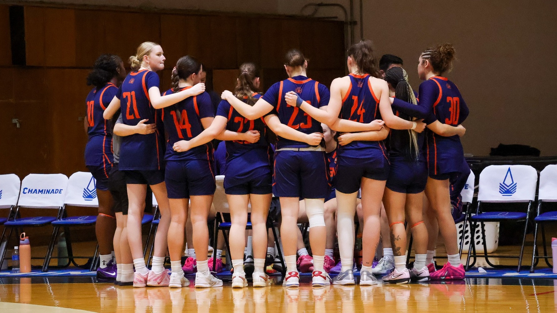 wbb huddle vs chaminade