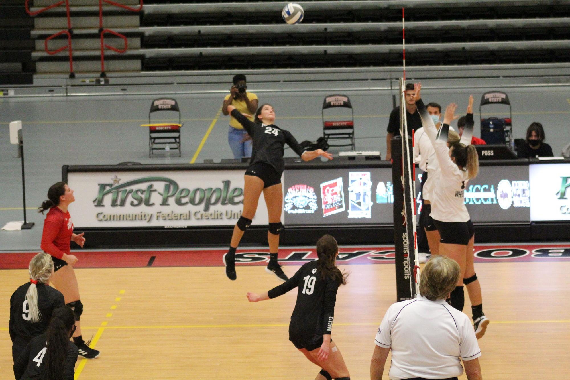 Braun Reaches 1,000 Career Digs, Leads Volleyball to Sweep of Glenville