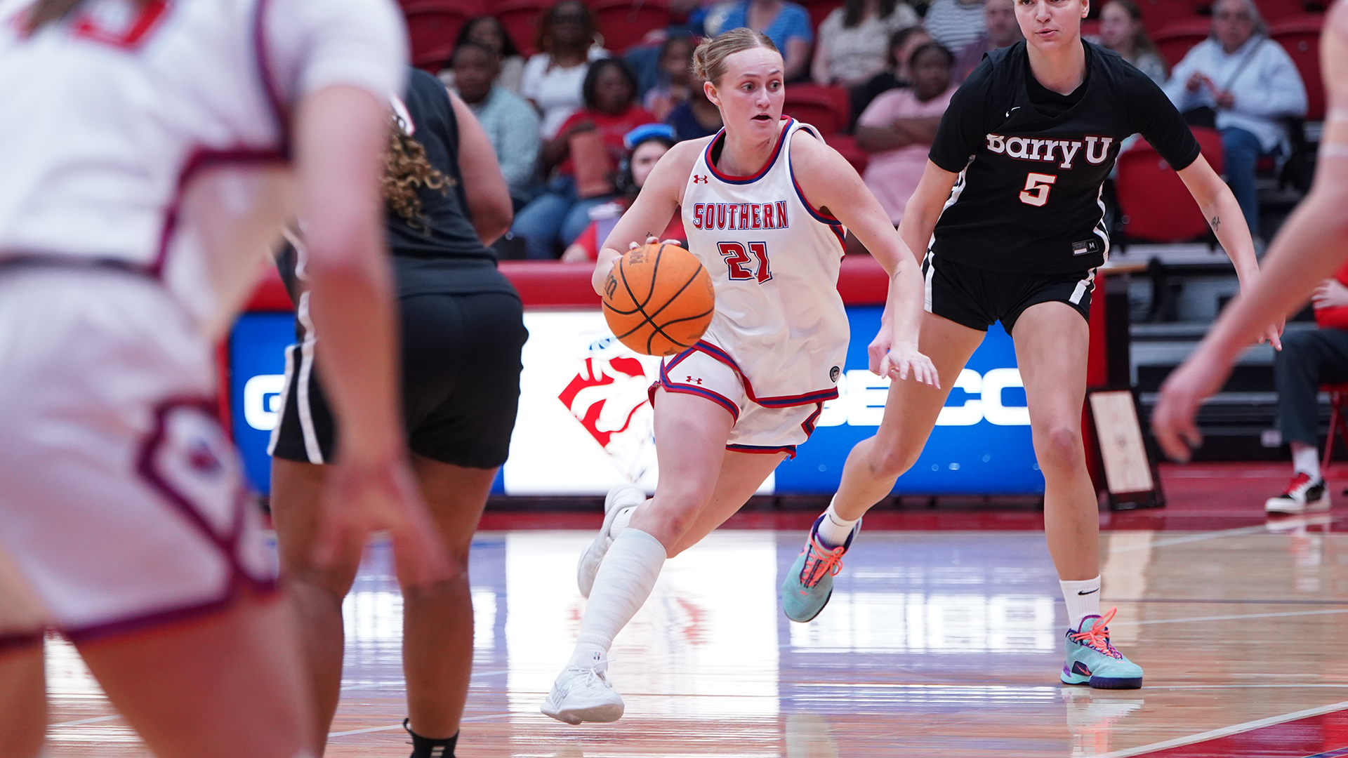 Gianna Vos driving to the paint