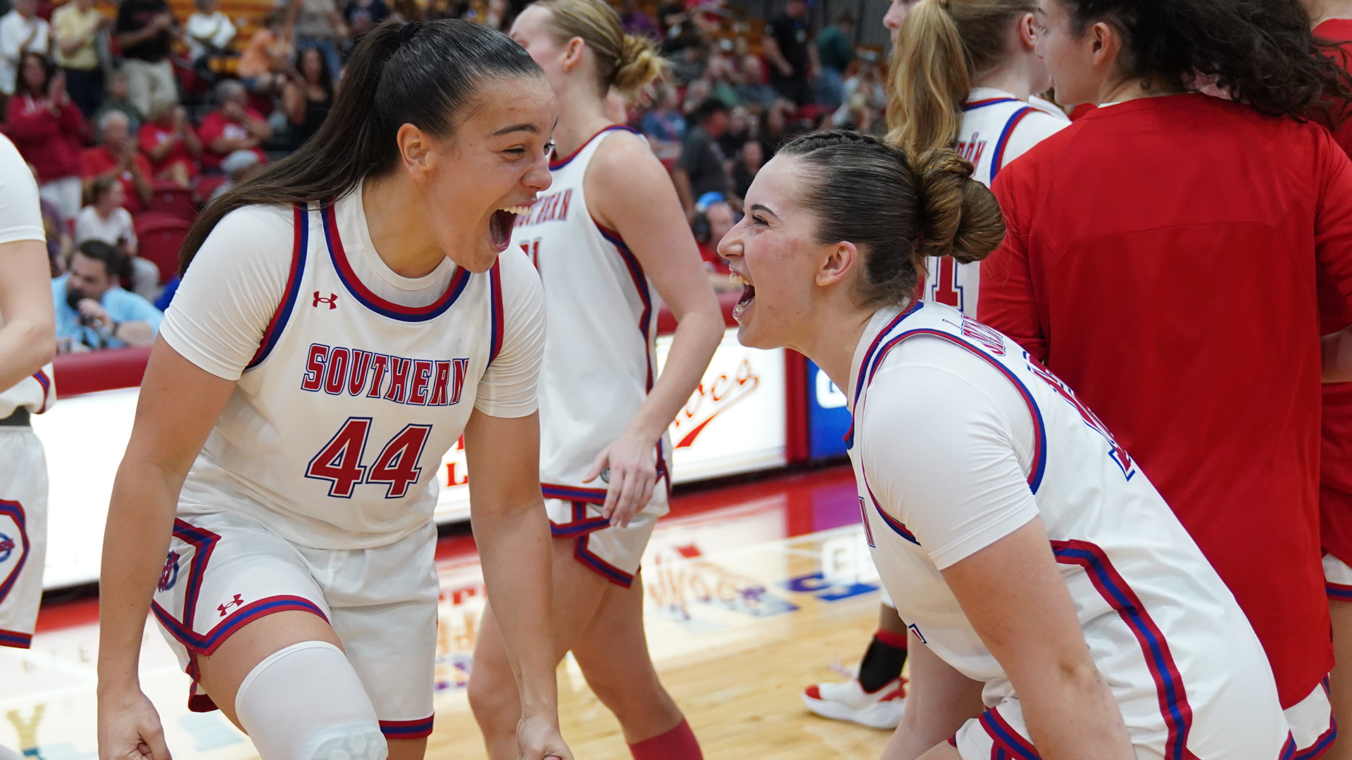 Sydnye Gomes and Carlota Gomez Alonso celebrating after win against Tampa