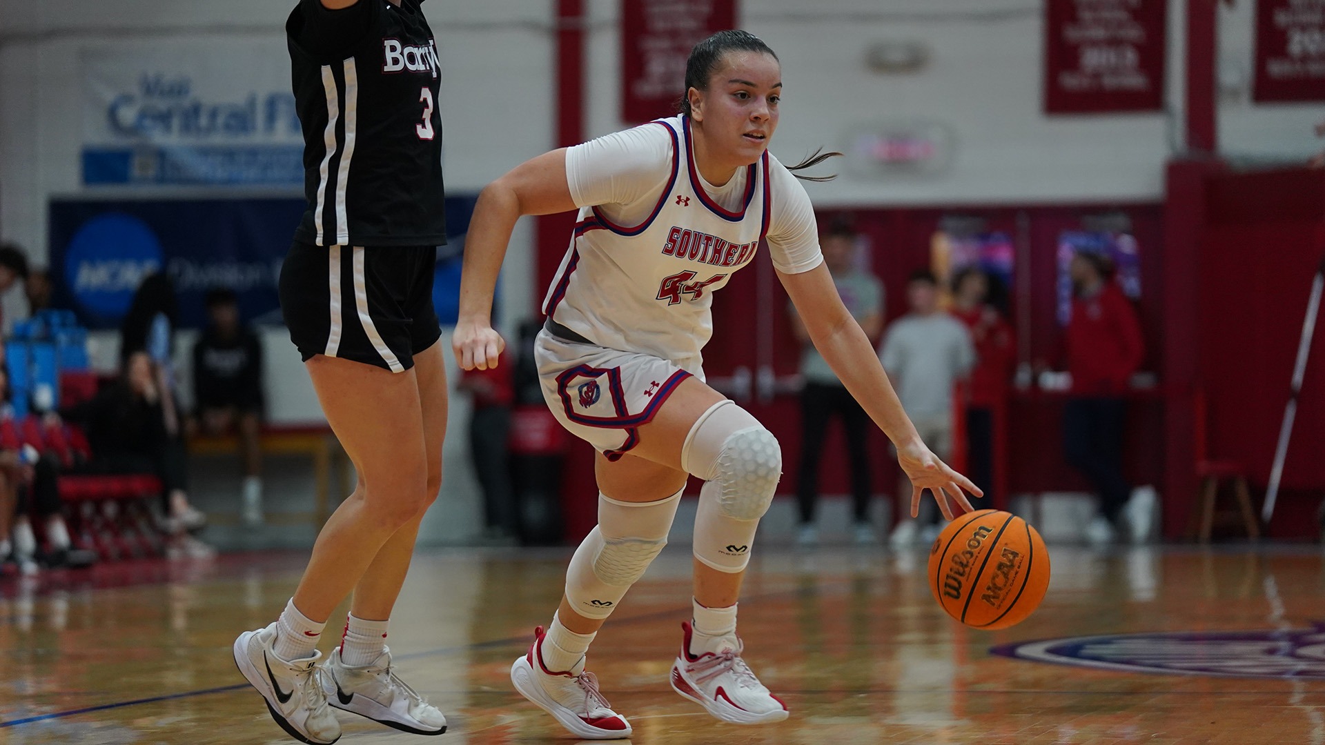 Sydney Gomes driving to the net