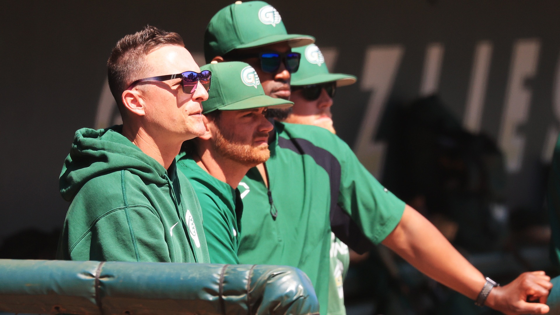 25_BSB_Coachesgroupdugout