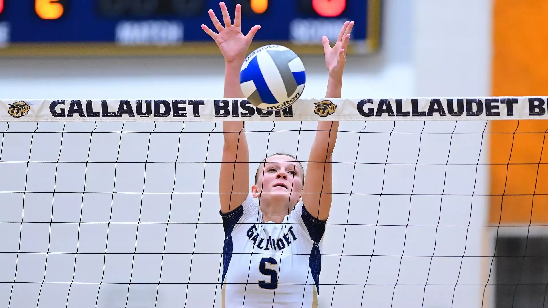 20250919-wvb-zarembka-jada-block  GU Women's Volleyball Jada Zarembka attempts to block the ball during Worthington Classic at Field House