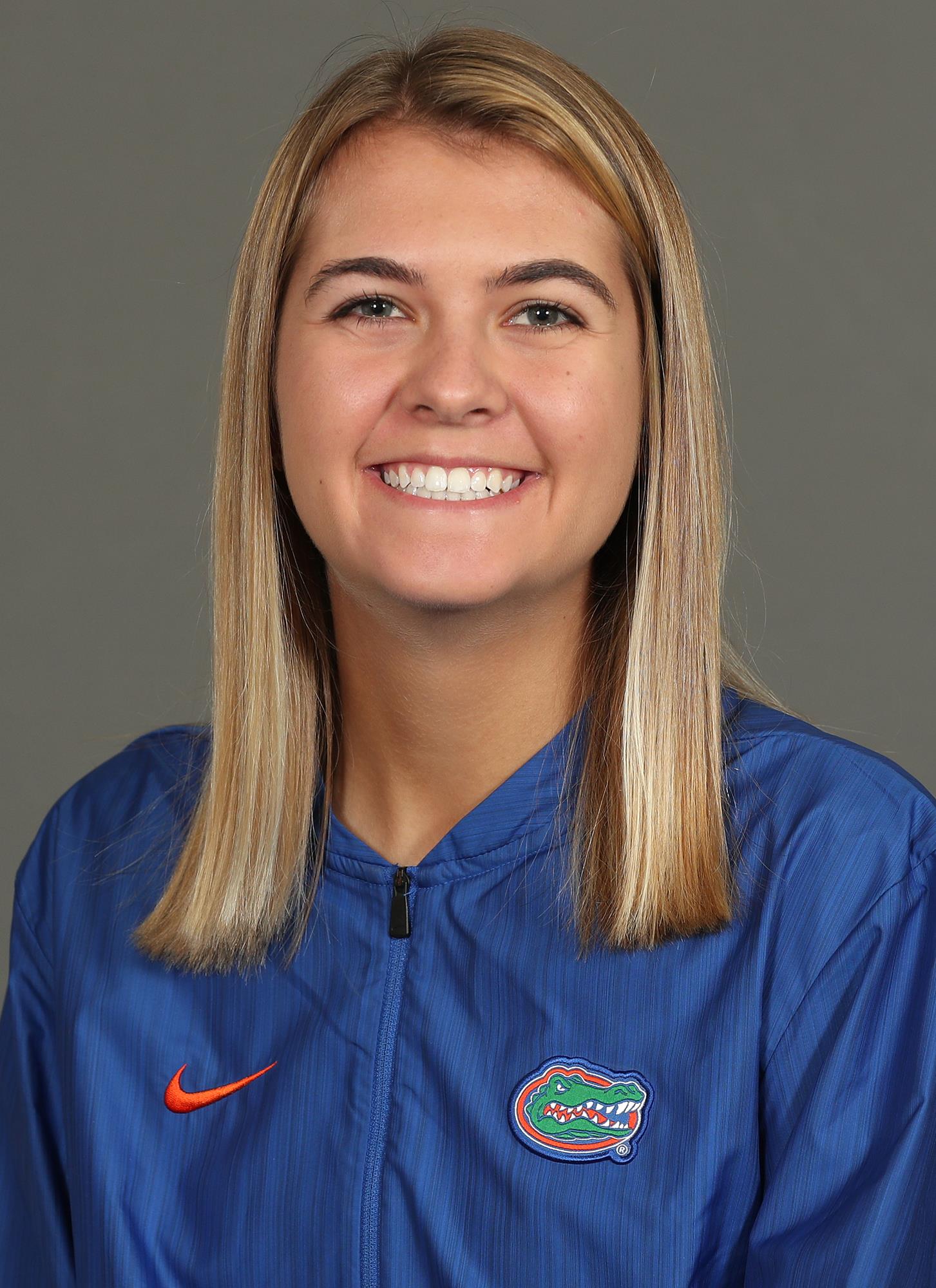 HennesseyEmma_headshot_190110_9526_.jpg