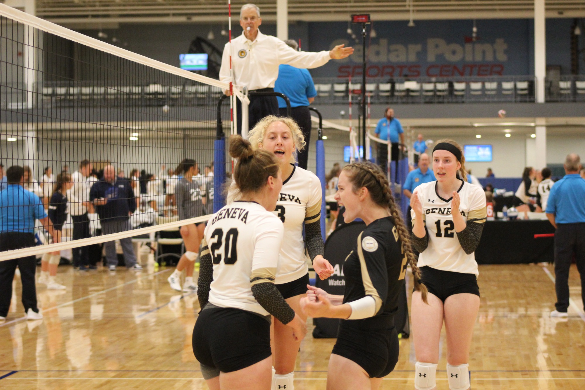 Women’s Volleyball Picks up Two Dramatic FiveSet Victories on First