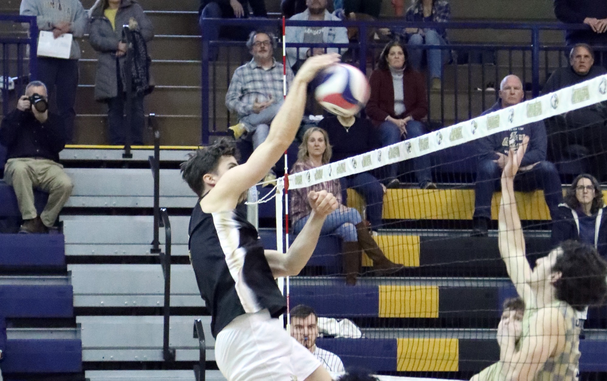 Men’s Volleyball Splits Saturday TriMatch at Juniata Geneva College