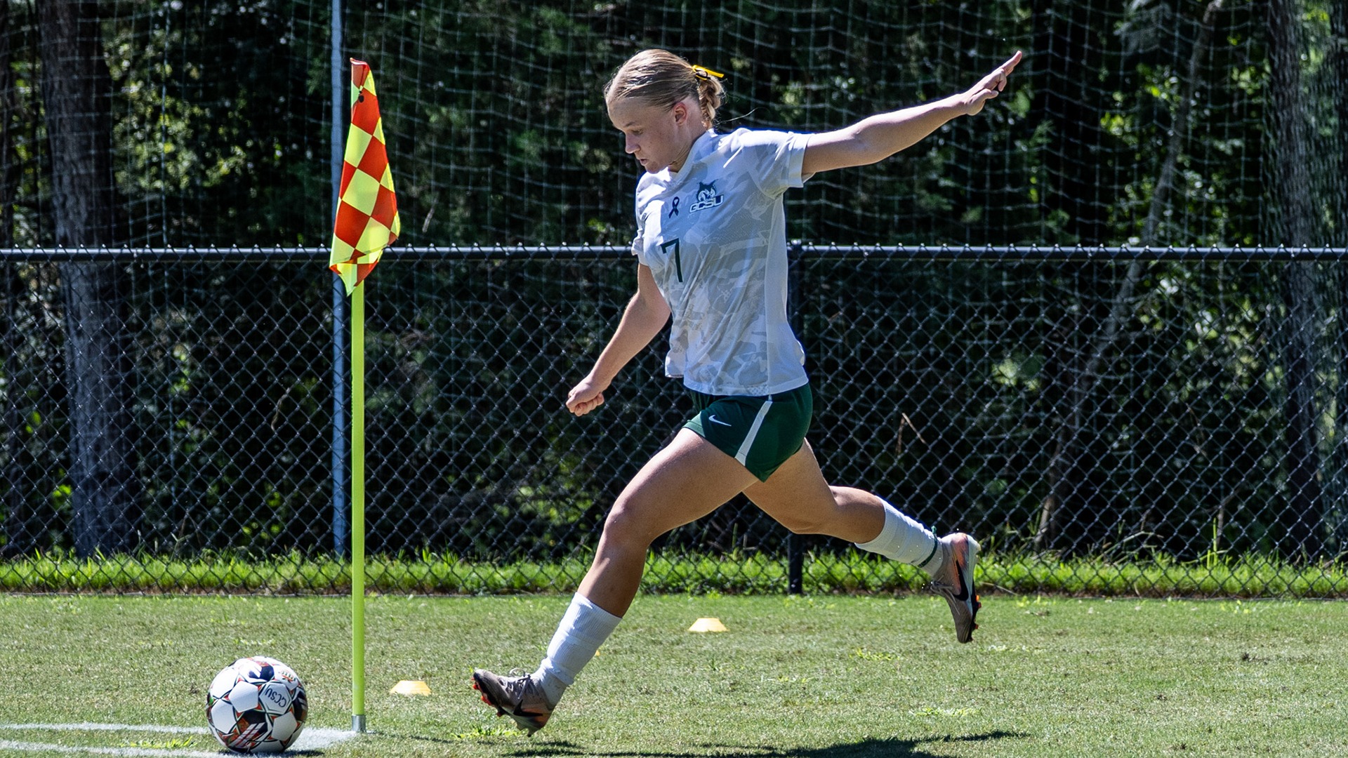 Jenni Järventaus takes a corner kick